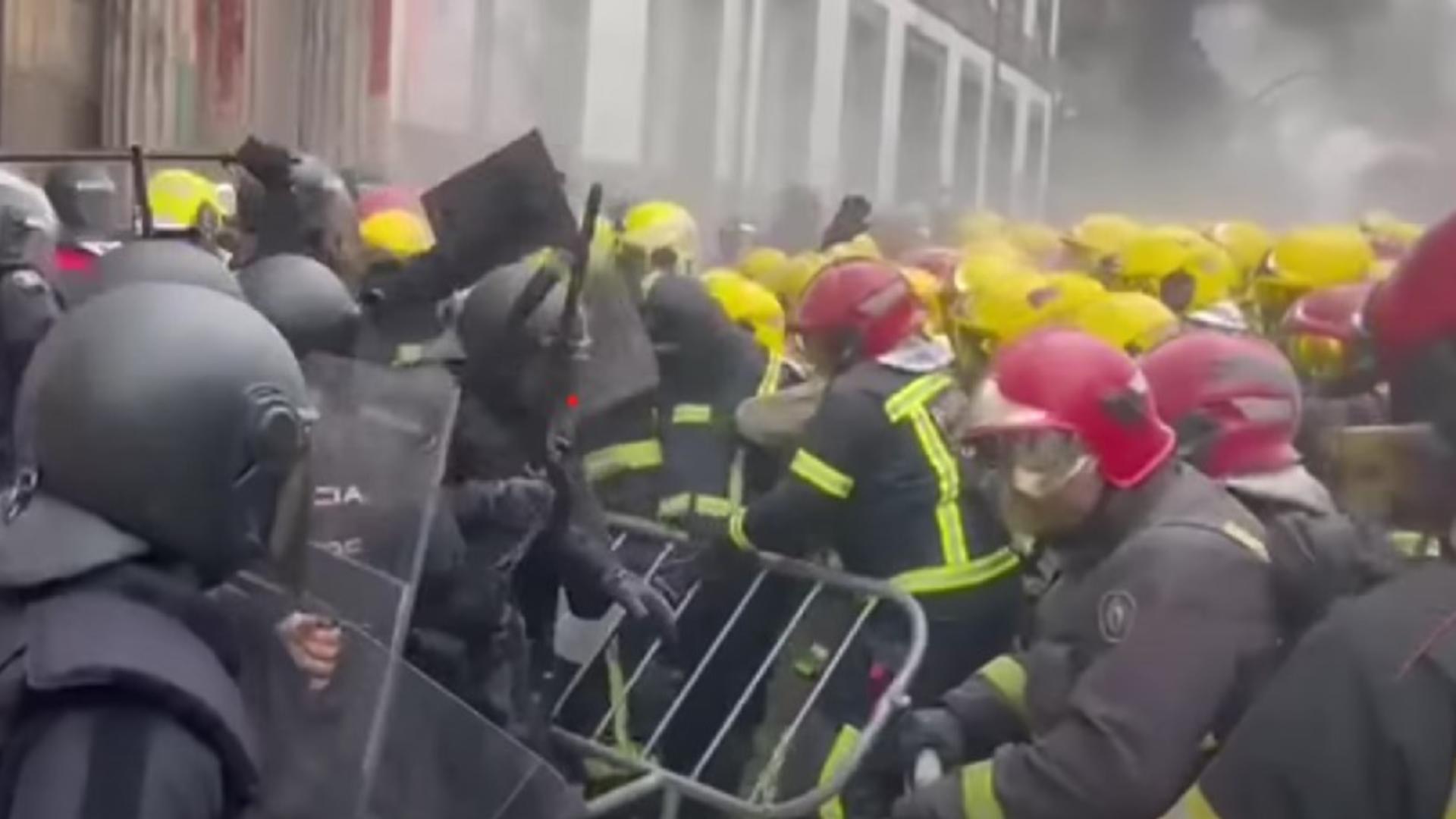 Peste 200 de pompieri s-au luat la bătaie cu poliția. Foto/Captură video
