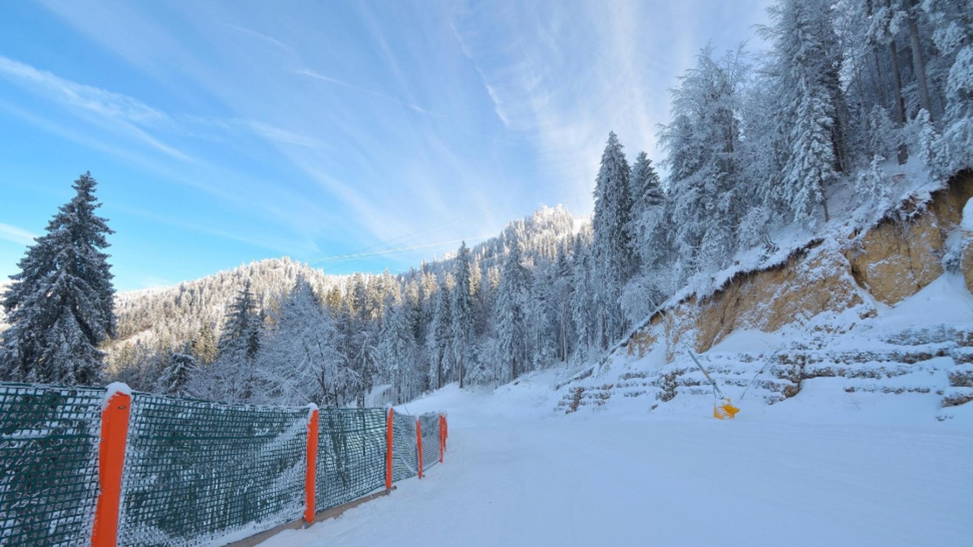 Pregătiri intense în Poiana Brașov pentru noul sezon de schi. Când vor fi pârtiile pregătite să primească turiștii