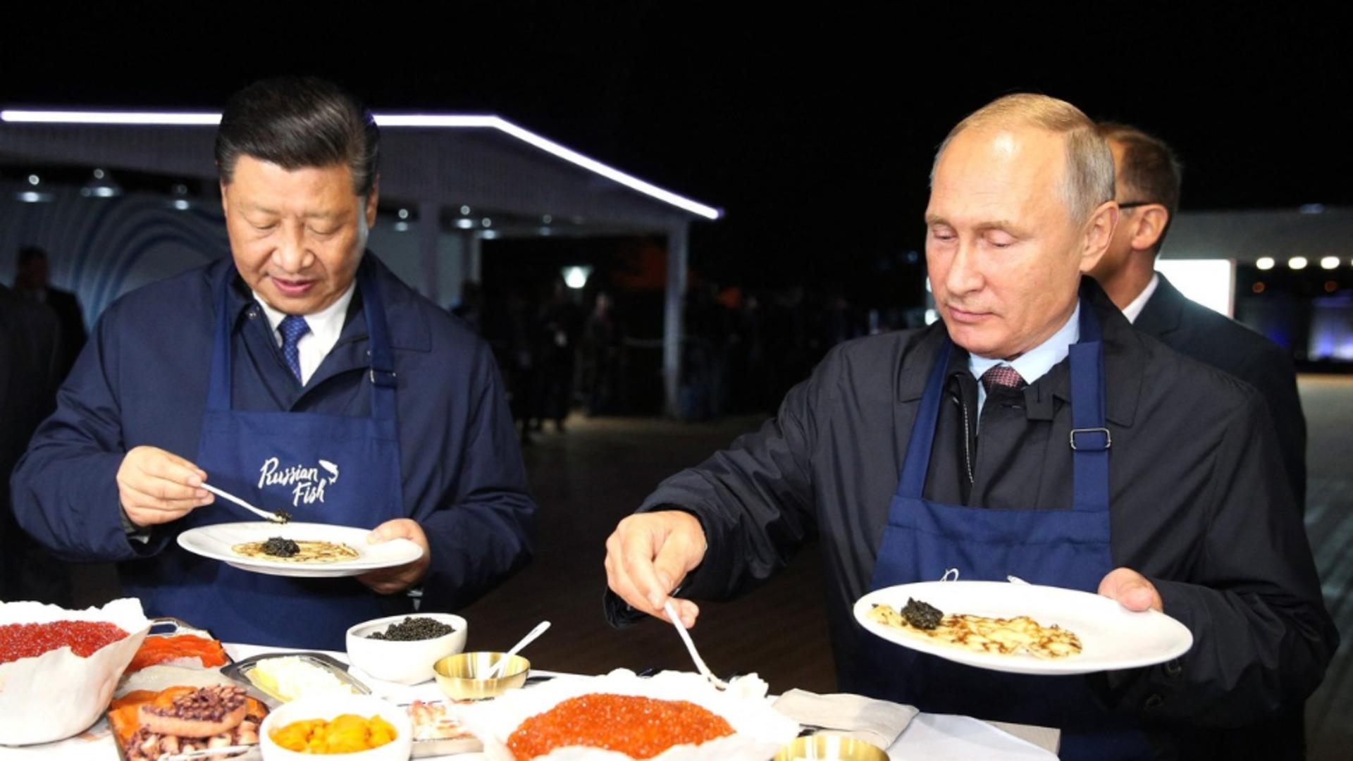 Vladimir Putin și Xi Jinping la o porție de clătite rusești - blini (Profimedia)