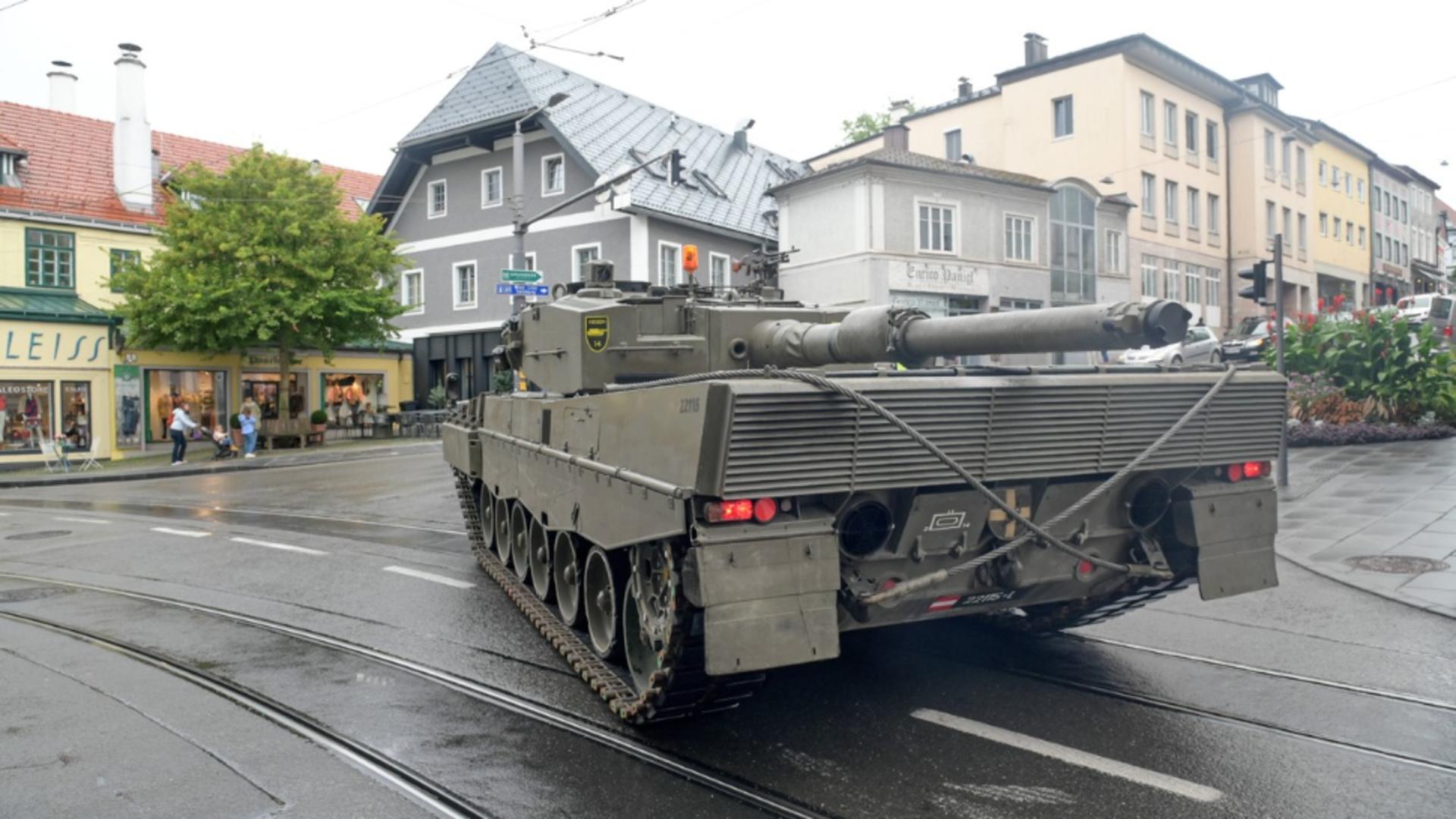 Un soldat a murit iar alți 3 au fost răniți după ce un tanc s-a răsturnat de pe o stâncă! Incident teribil în timpul unui antrenament militar, în Austria