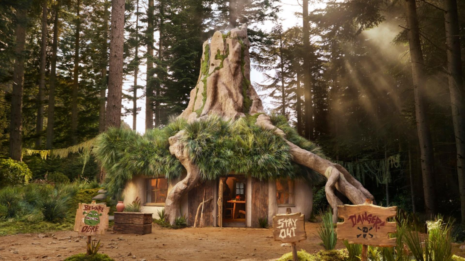 Casa din mlaştină a lui Shrek poate fi închiriată. Cât costă să te simți ca un CĂPCĂUN? – FOTO