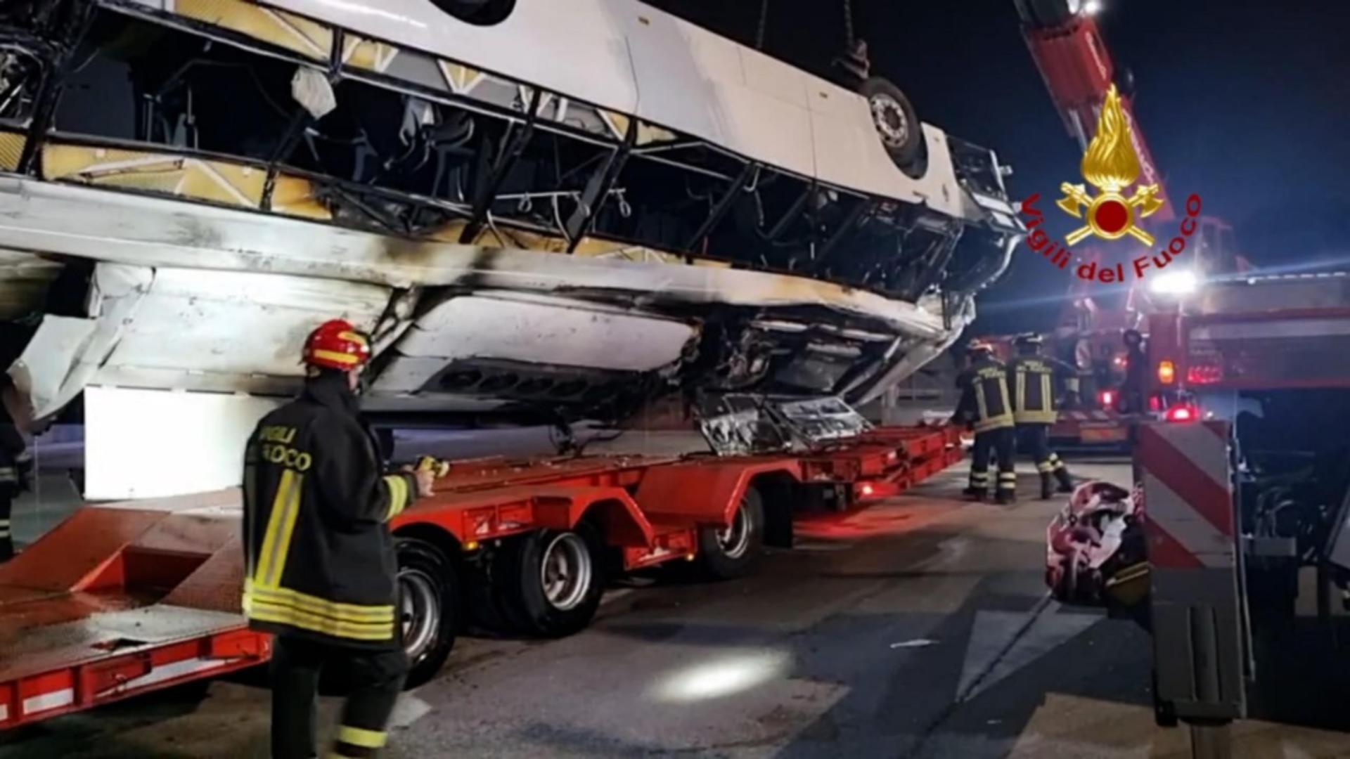Procurorii italieni lucrează pentru a stabil cauza accidentului de autobuz de la Mestre. Foto: Profimedia