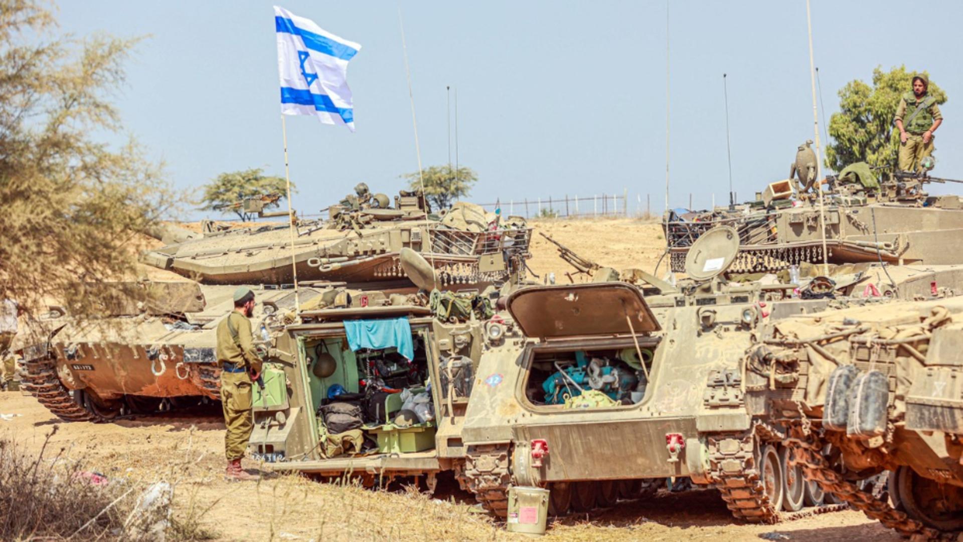 Tancurile israelieni sunt comasate la granița cu Fâșia Gaza (Profimedia)