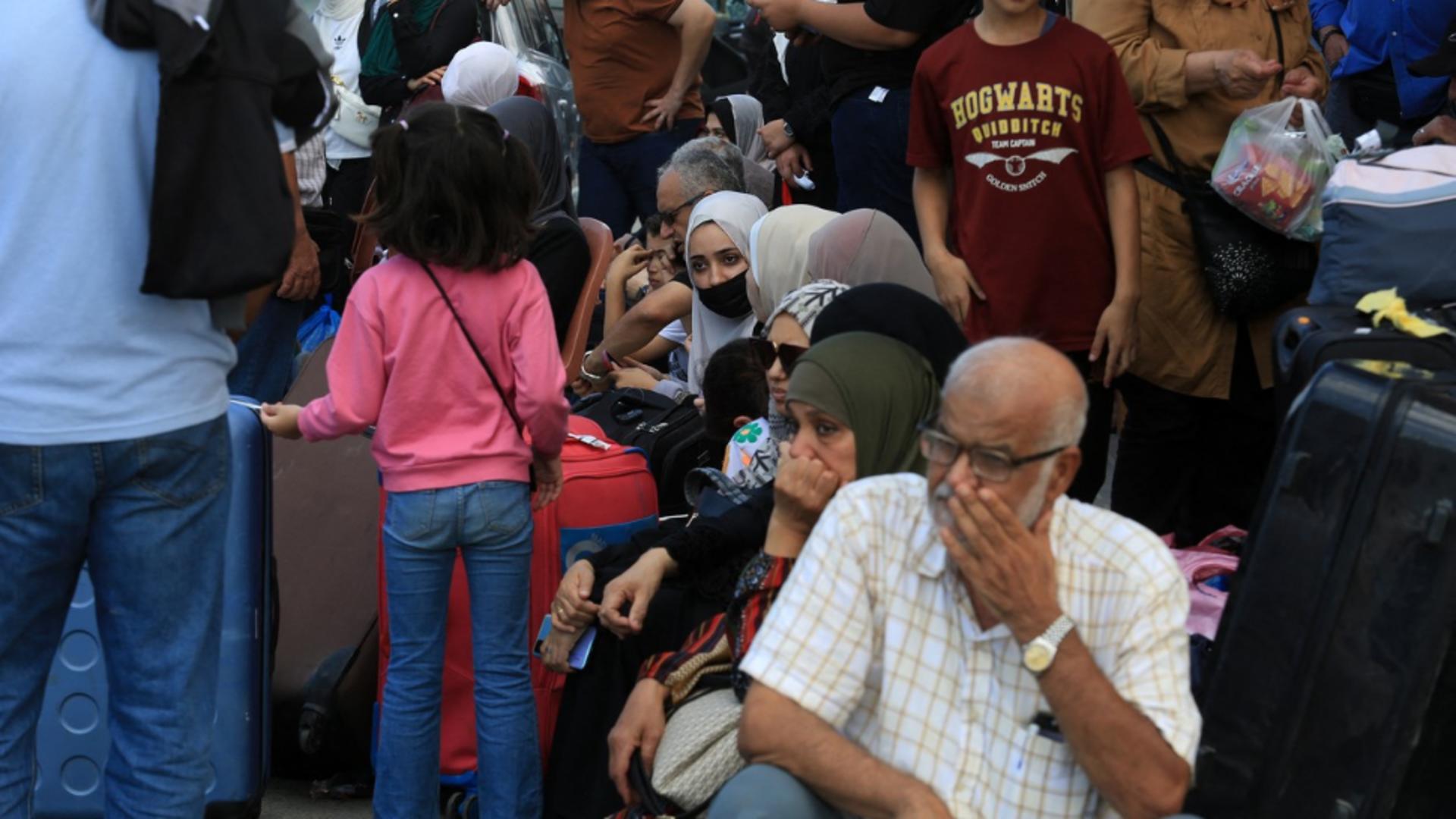 Mii de oameni așteaptă la un punct de trecere a frontierei spre Egipt (Profimedia) 