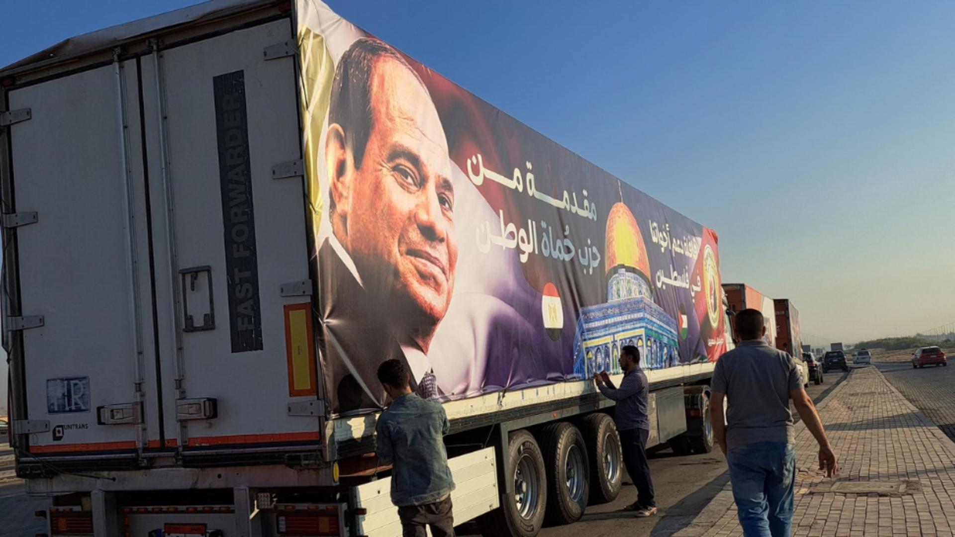 Coloană uriașă de camioane la punctul de trecere a frontierei între Egipt și Gaza (Profimedia)
