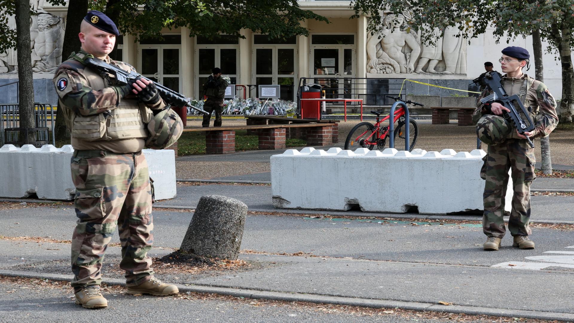 Alertă cu bombă în Franța, la liceul unde a fost înjunghiat mortal un profesor / Foto: Profi Media