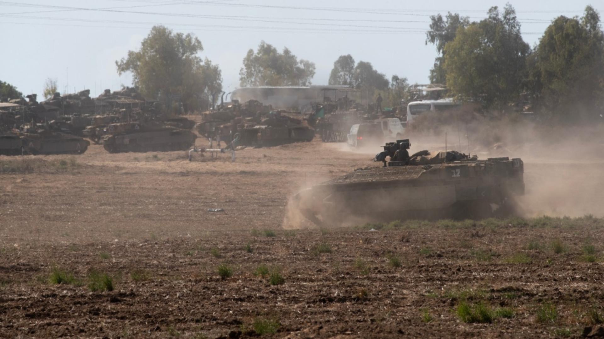 Tancurile israeliene așteaptă semnalul de a pătrunde în Fâșia Gaza (Profimedia) 