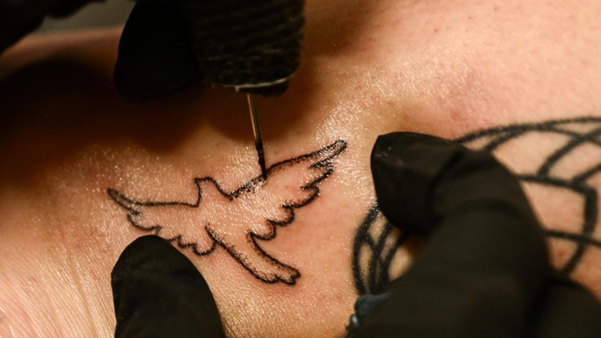 Salon de tatuaje din SUA, devenit celebru datorită tehnicii pe care o folosește – Ce este tatuajul funerar care încorporează cenuşa unei persoane dragi