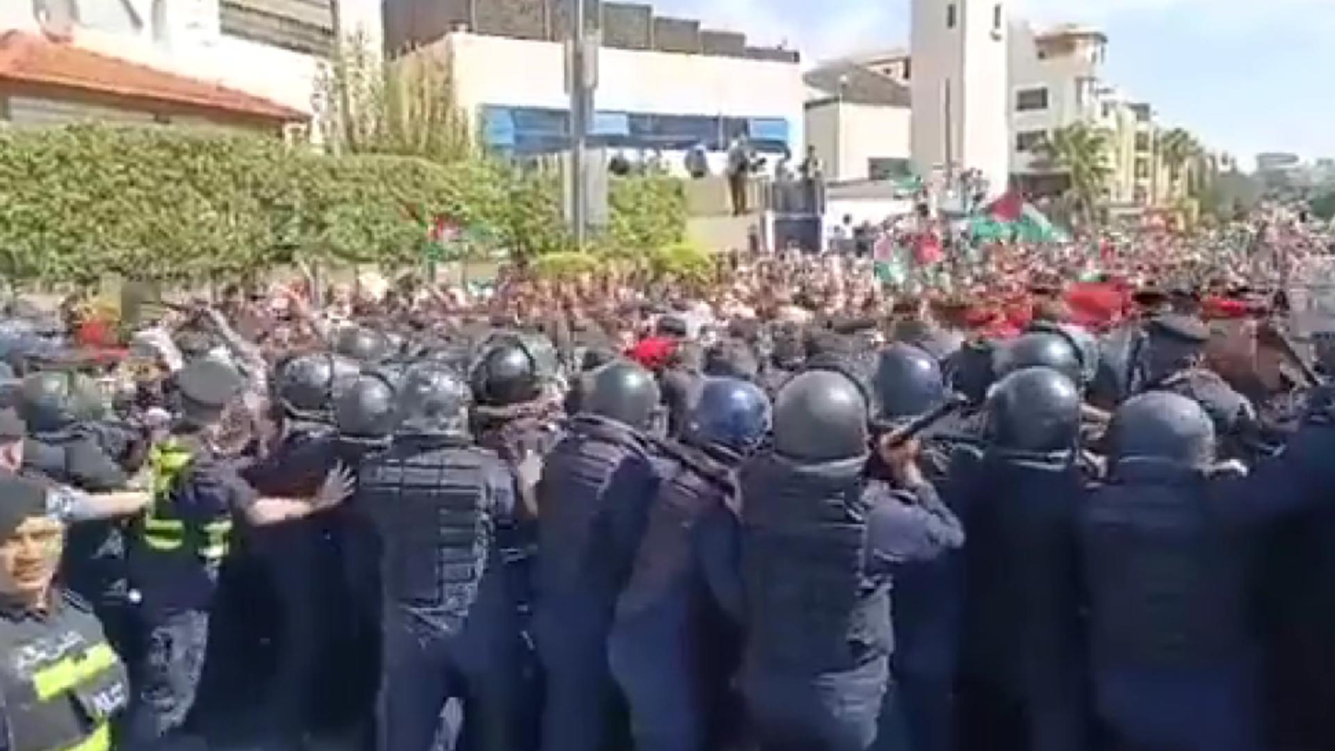 Forțele de ordine fac cu greu față valului de protestatari 