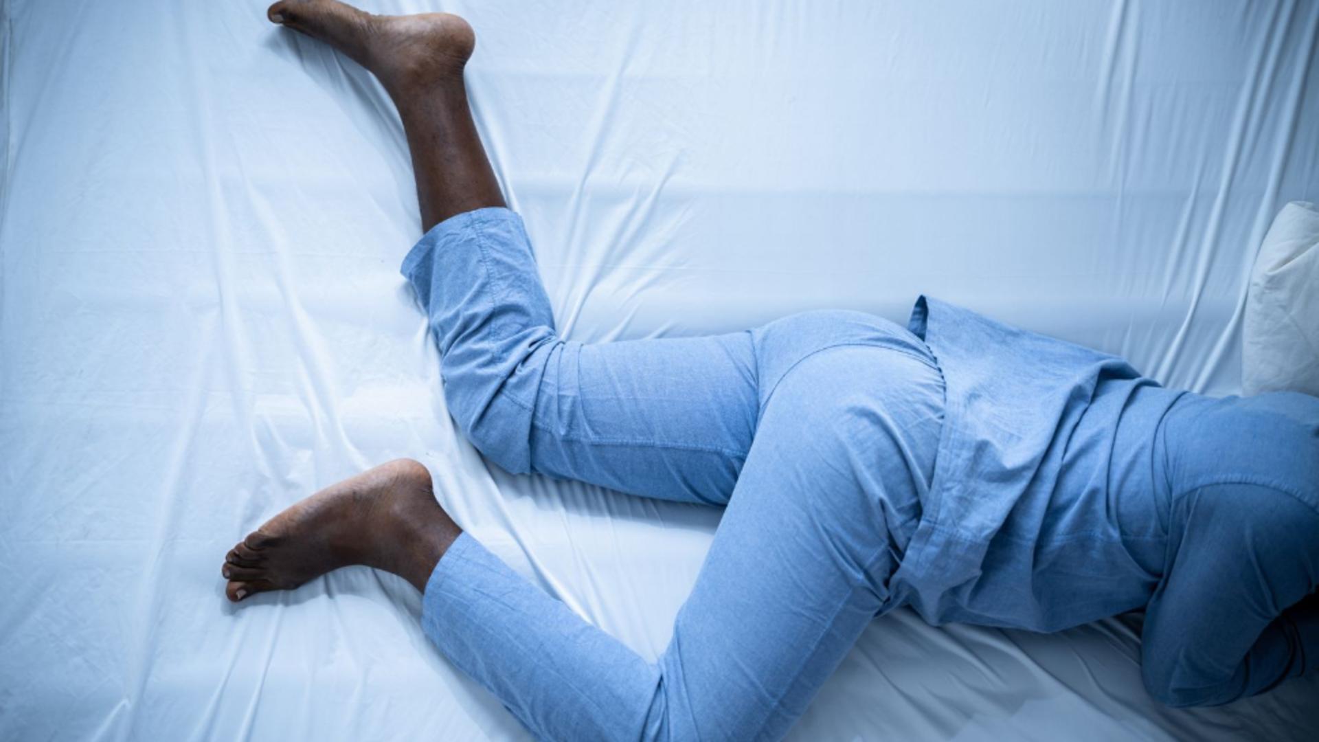 Dai din picior regulat atunci când te odihnești în pat? Acest obicei ar putea ascunde semnele unor afecțiuni serioase