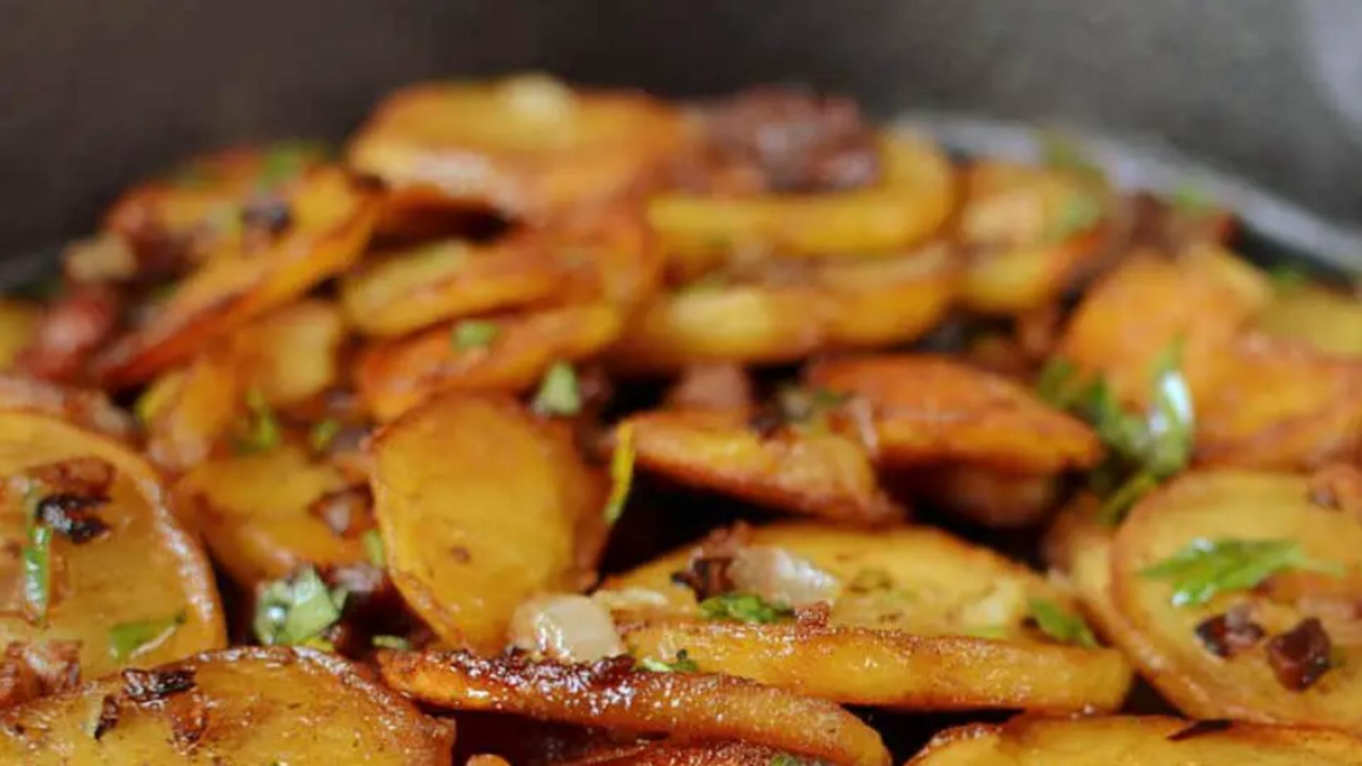 Cartofi aromați la tigaie – Care este cel mai folosit truc pentru prepararea lor
