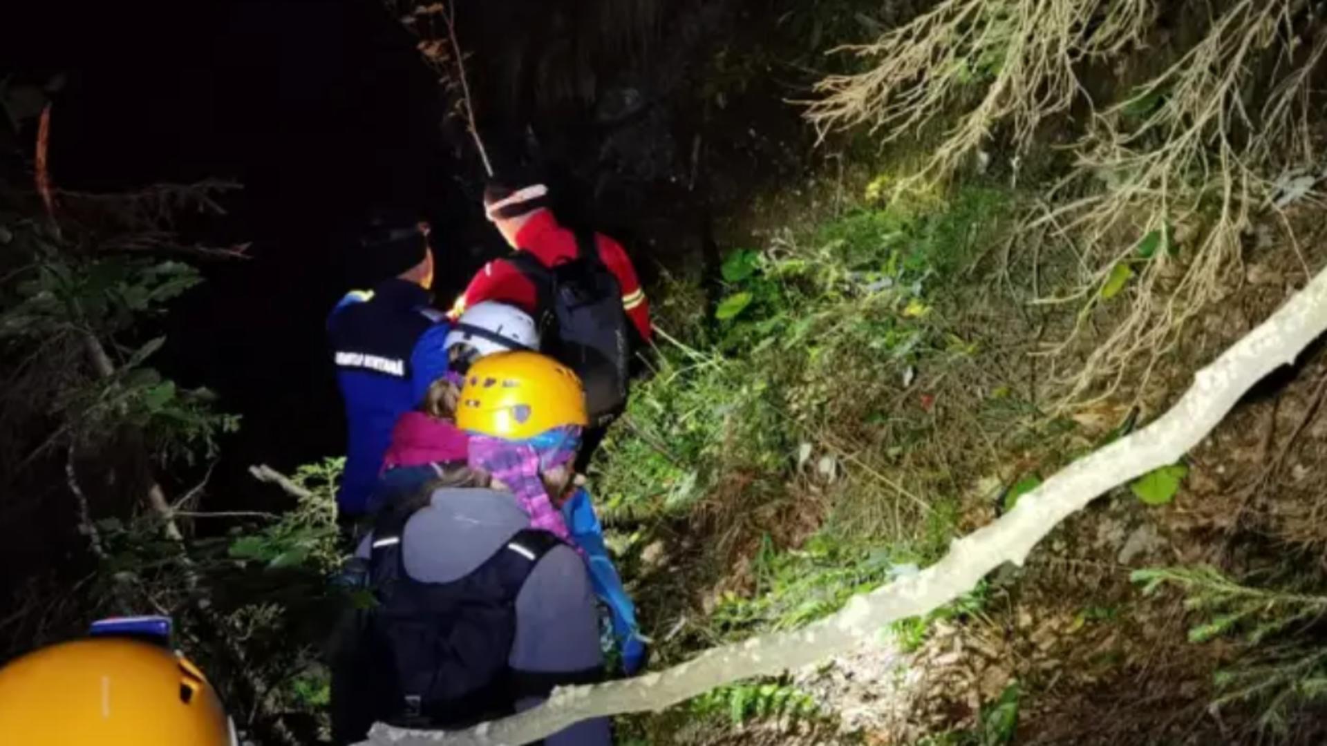 Misiune dificilă de salvare a unui grup de turiști blocat în Bucegi - Cele 8 persoane rătăcite și epuizate, găsite după 10 ore