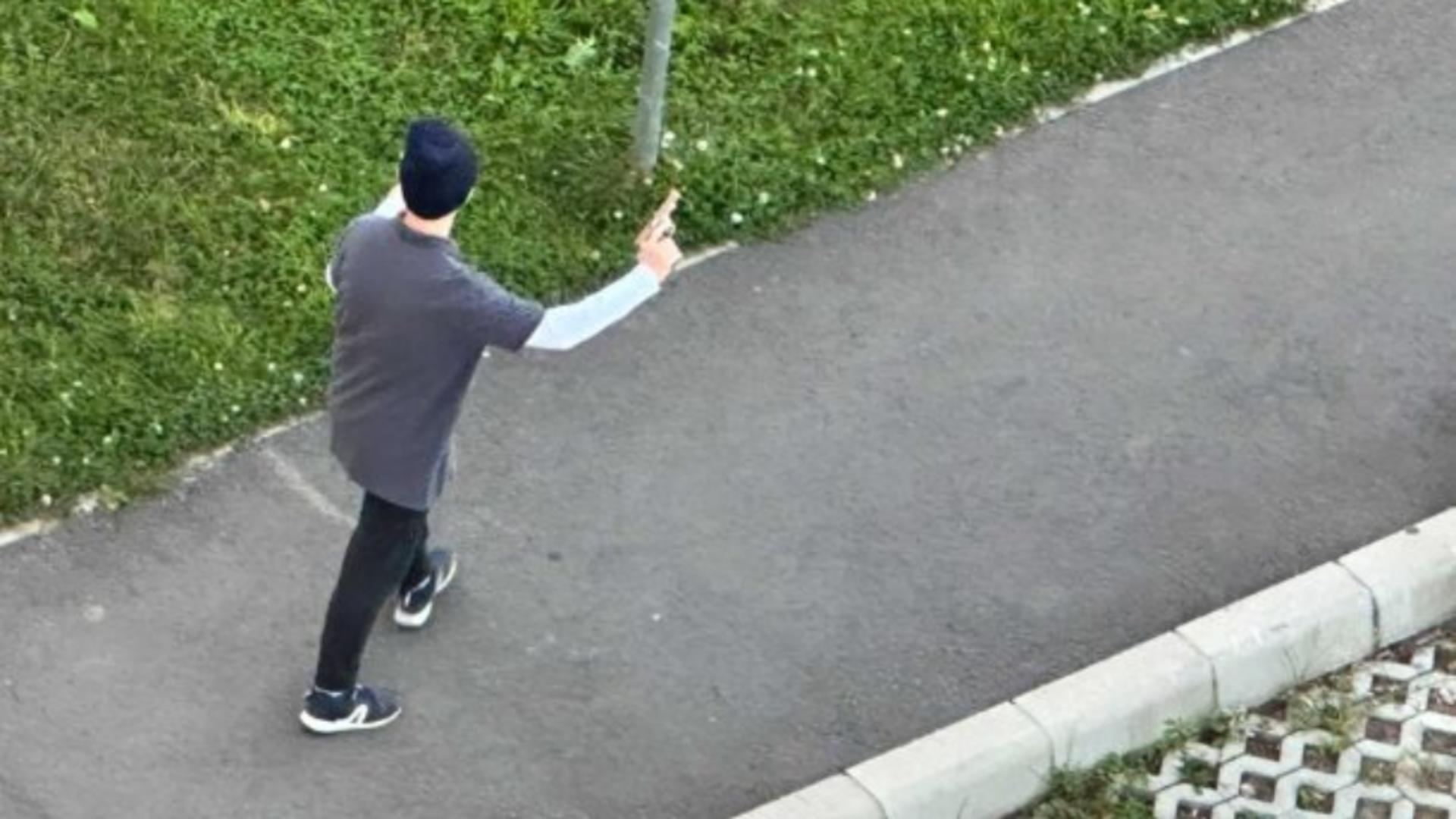 Alertă în Sibiu după ce un adolescent a ieșit cu pistolul pe stradă și a început să amenințe – Polițiștii l-au reținut imediat