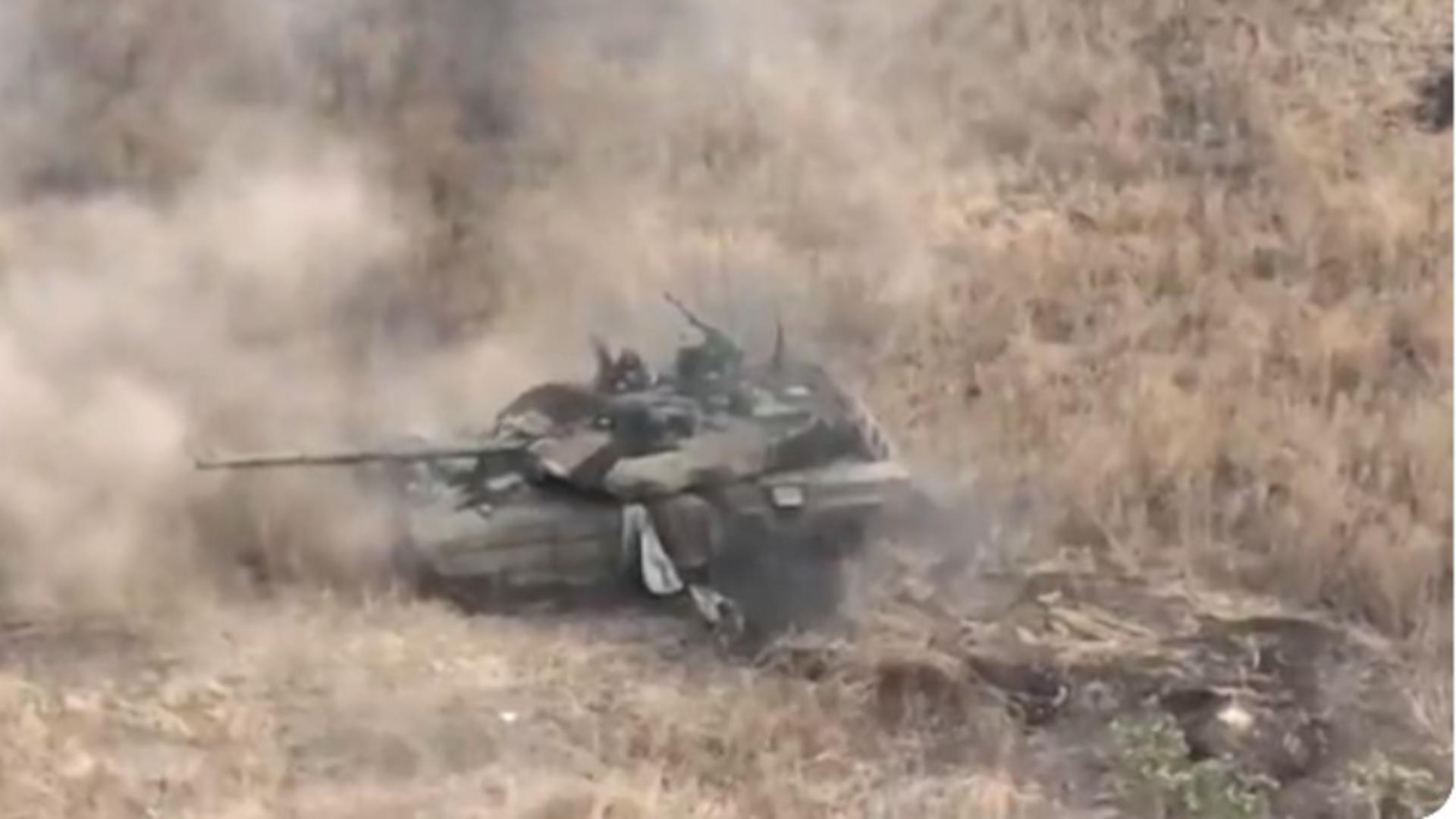 Cel mai modern tanc al Rusiei denumit „Spărgătorul lui Putin” a fost „spart” de ucraineni cu o rachetă cu uraniu. Foto: Twitter/x