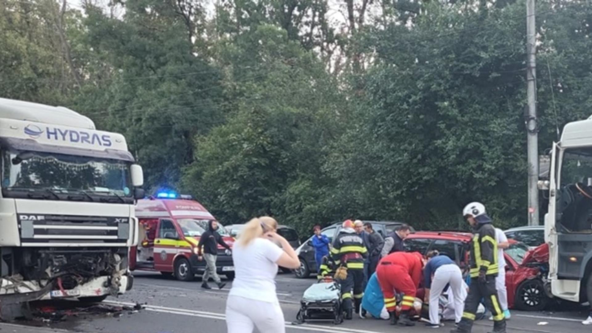 Accident cumplit la Timișoara, surprins pe camere. Două TIR-uri au zdrobit un autoturism pe care l-au lovit frontal. Șoferul a murit – VIDEO