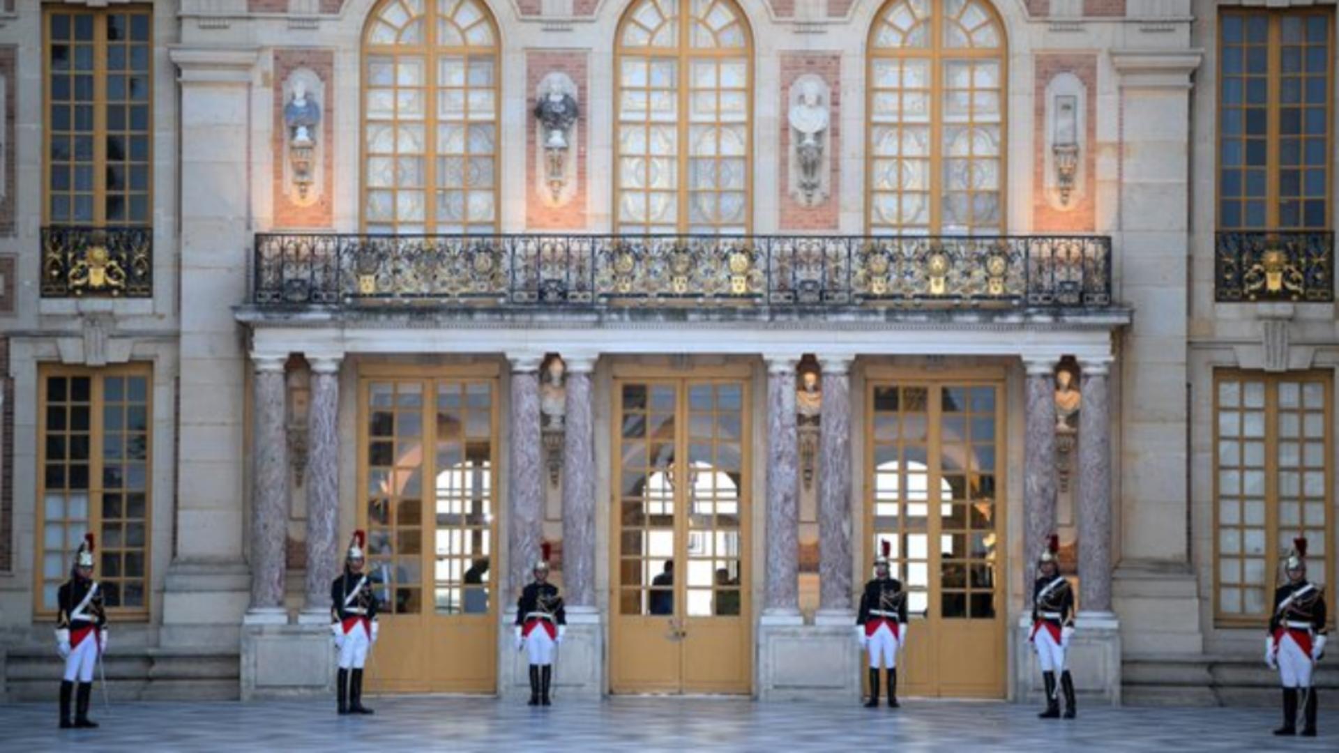 Palatul Versailles, evacuat după o alertă cu BOMBĂ! 2.000 de persoane au fost nevoite să părăsească incinta
