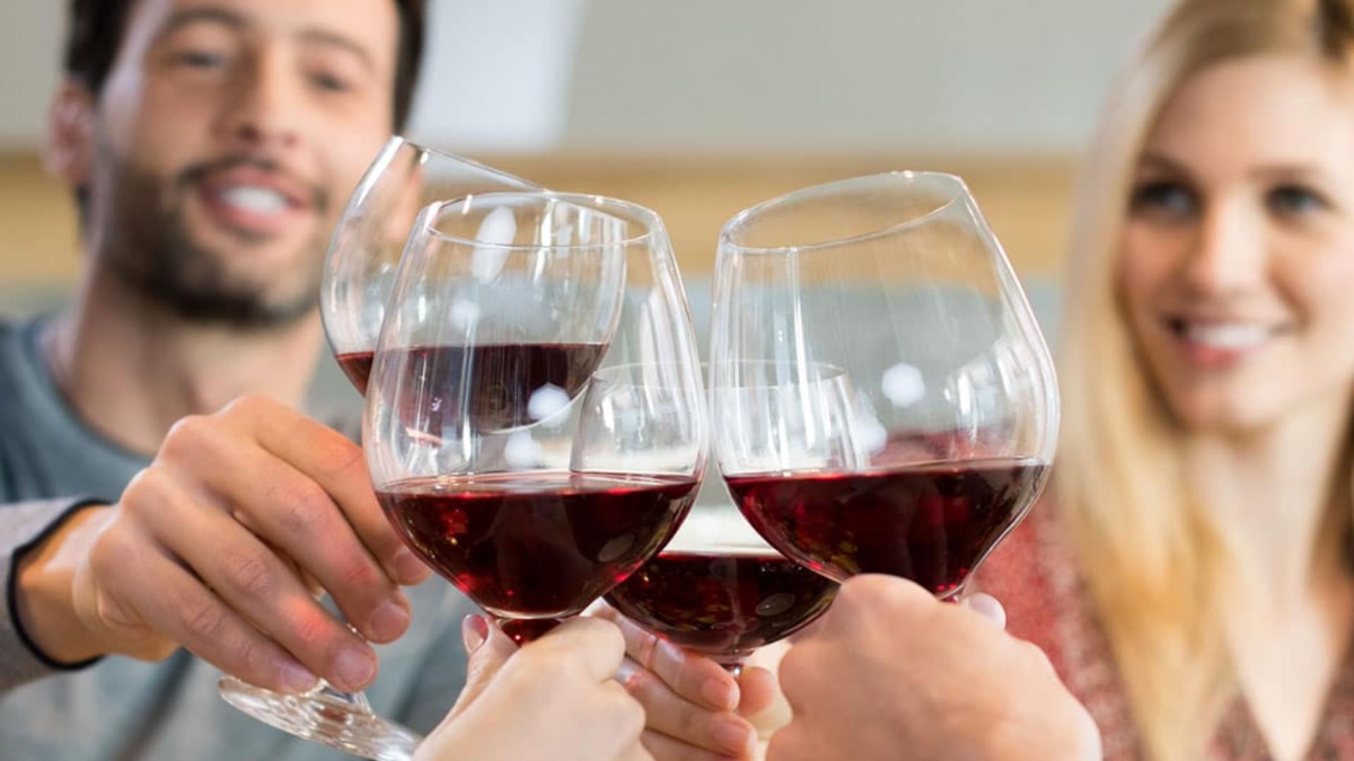 Cum să transformi un vin ieftin într-unul delicios în 30 de secunde 