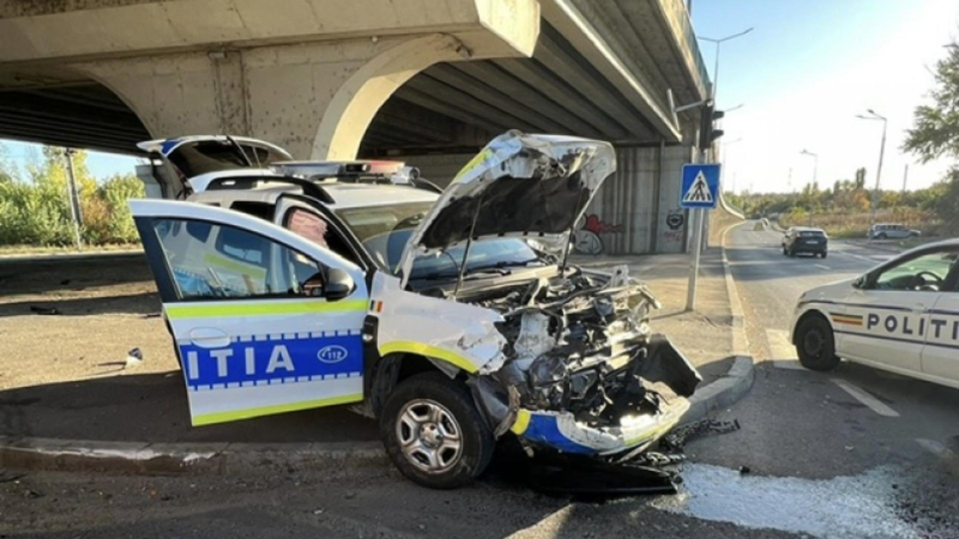 Accident TERIBIL în București. Un Duster de poliție s-a făcut praf după ce a intrat într-un BMW FOTO