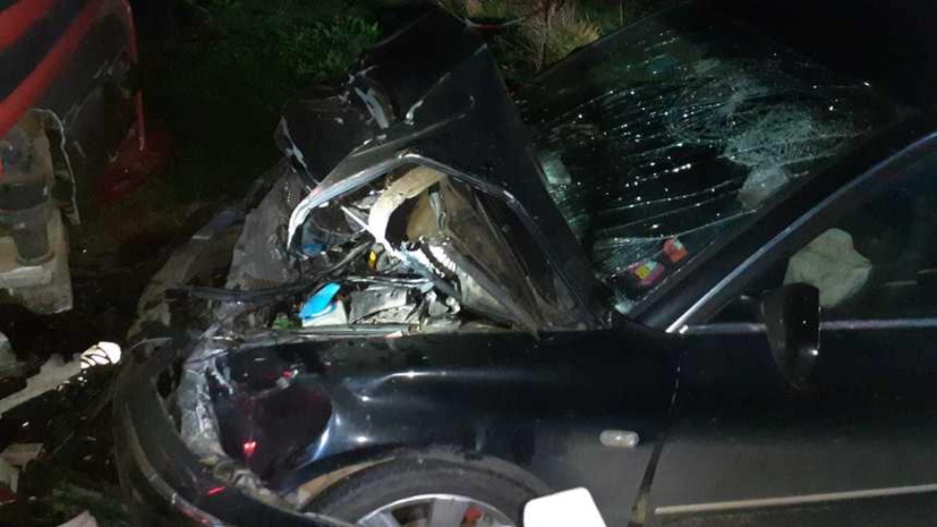 Accident grav în Cluj – O mașină și un camion s-au ciocnit – Trei persoane au fost grav rănite