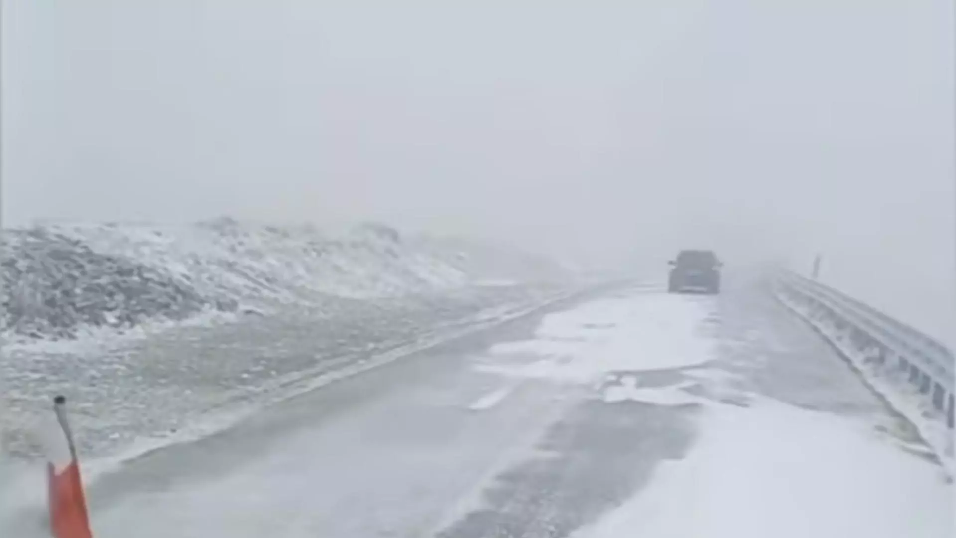 Traficul pe Tranaplina se desfășoară în condiții de iarnă (foto CNAIR)