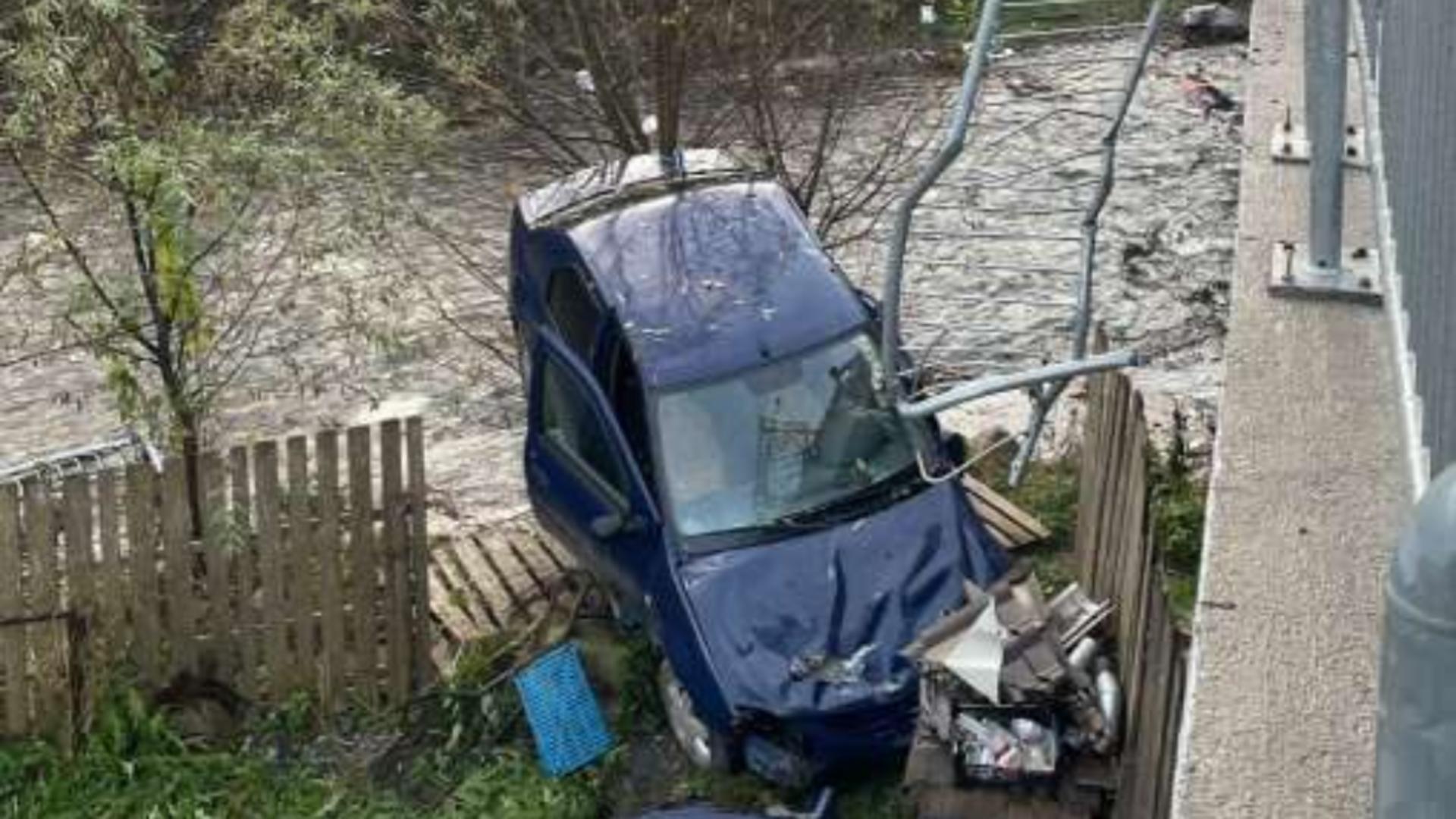 O mașină a căzut de pe un pod, în Rucăr – șoferul a scăpat ca prin minune