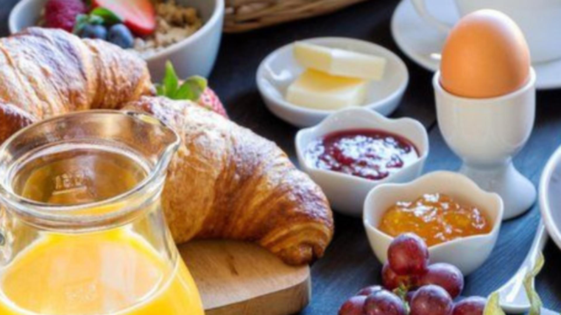 Ce poți mânca și bea dimineață, pe stomacul gol și ce nu este bine să consumi deloc la prima oră – TOP 3 alimente interzise