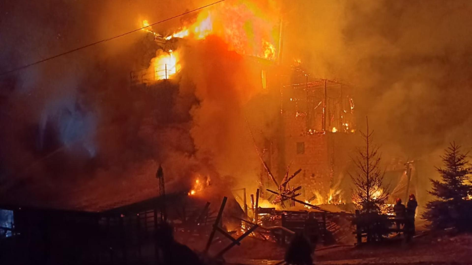 Incendiu uriaș la Râșnov: Flăcările au mistuit o pensiune cu 2 etaje - Intervenția masivă a pompierilor - VIDEO