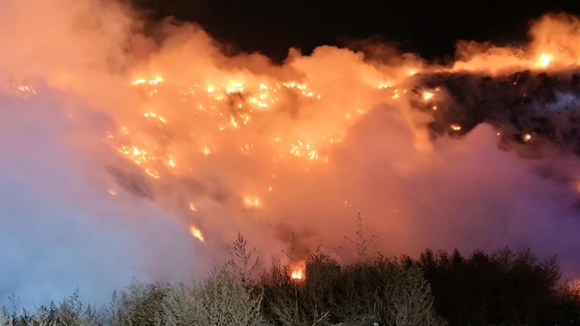Intervenție la un incendiu violent cu degajări de fum la rampa de gunoi Boldești Scăeni - Populația din Ploiești, avertizată prin mesaj RO-Alert