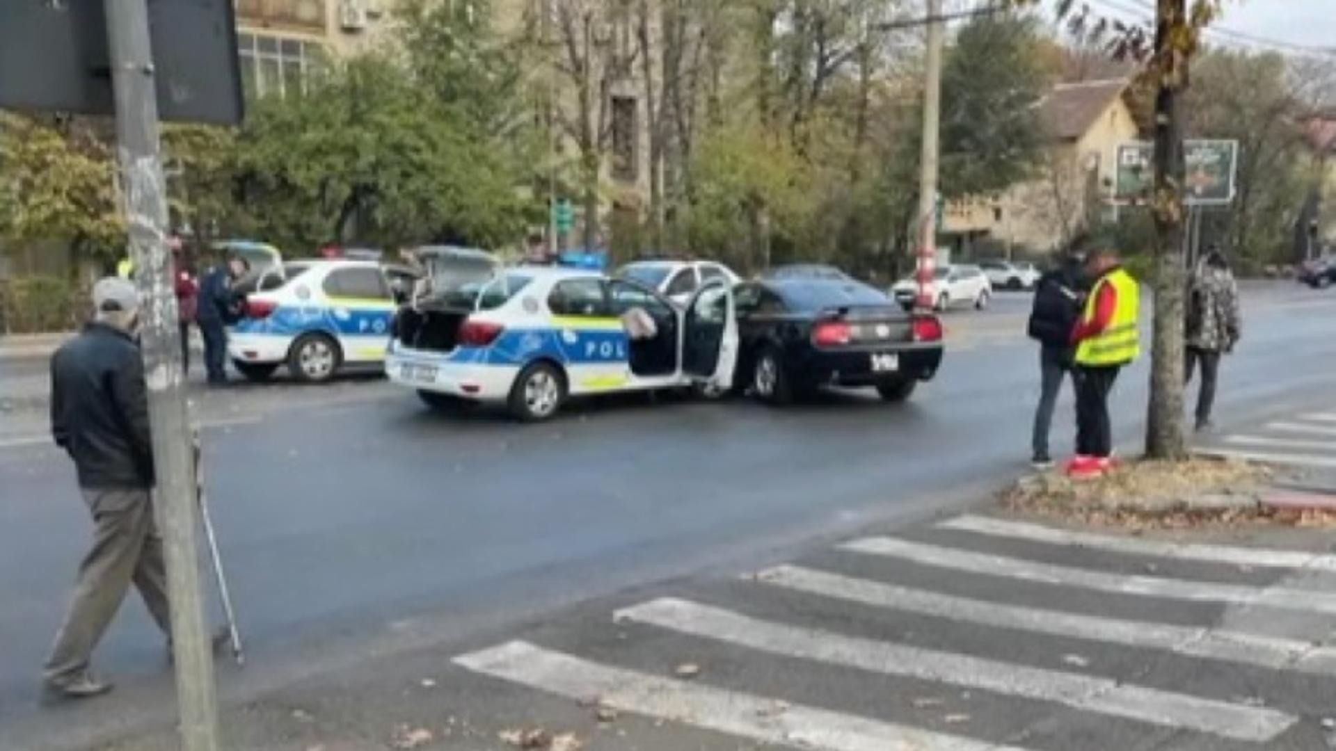 Mașină de poliție, implicată într-un accident grav, în București: mai multe victime