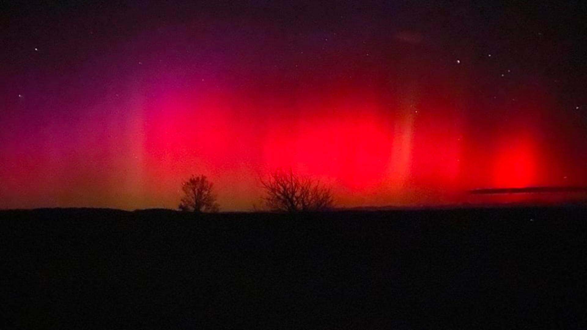 Aurora boreală, vizibilă din toată România, duminică seara: Imagini rare, spectaculoase - Fenomenul, văzut și din alte state din Europa