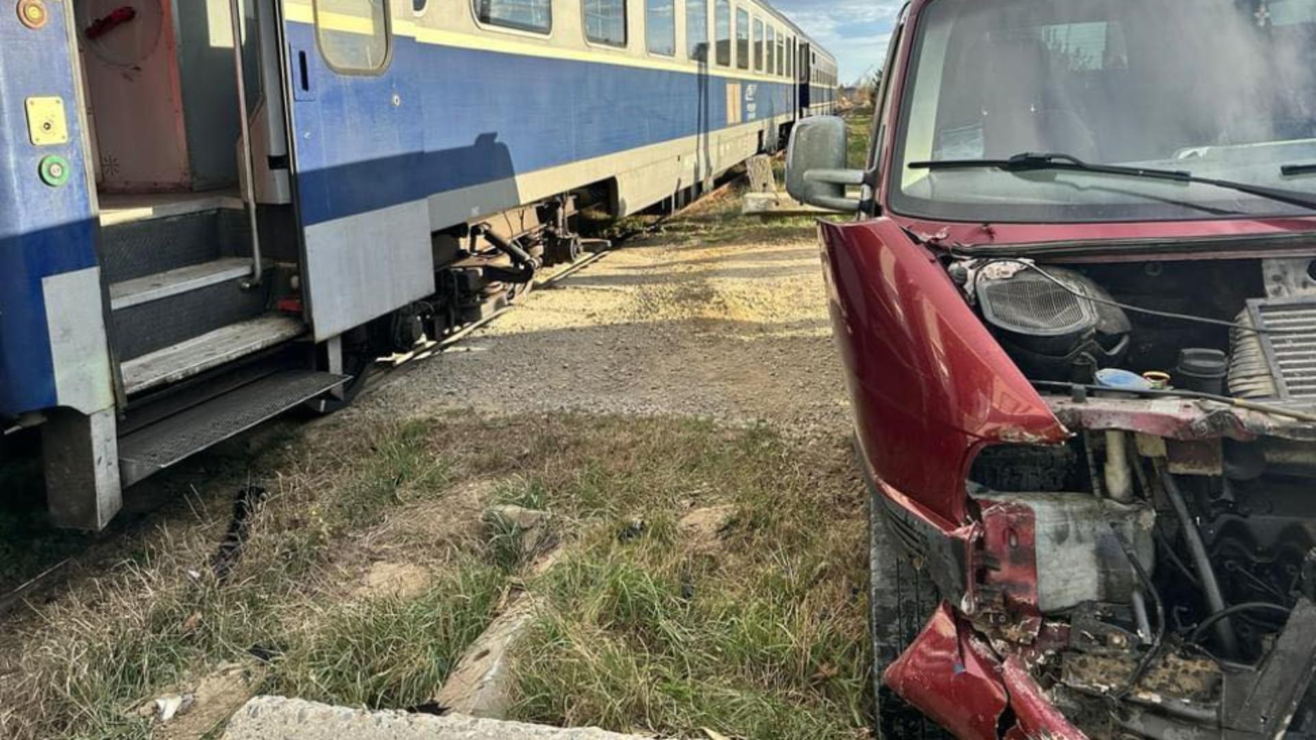 Accident feroviar pe o trecere de cale ferată la Rădăuți – Un microbuz, distrus după ce a fost lovit de locomotiva unui tren