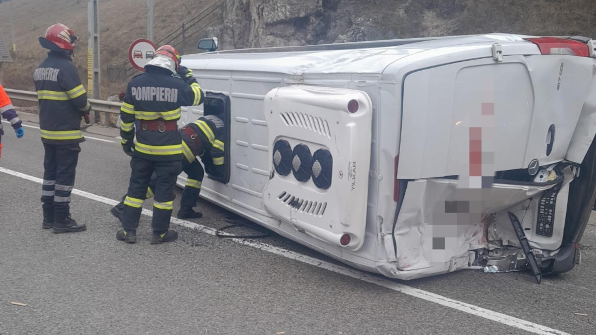 Impact violent, în județul Suceava, între un microbuz și un camion – 12 persoane au fost implicate. Planul roșu a fost activat. FOTO