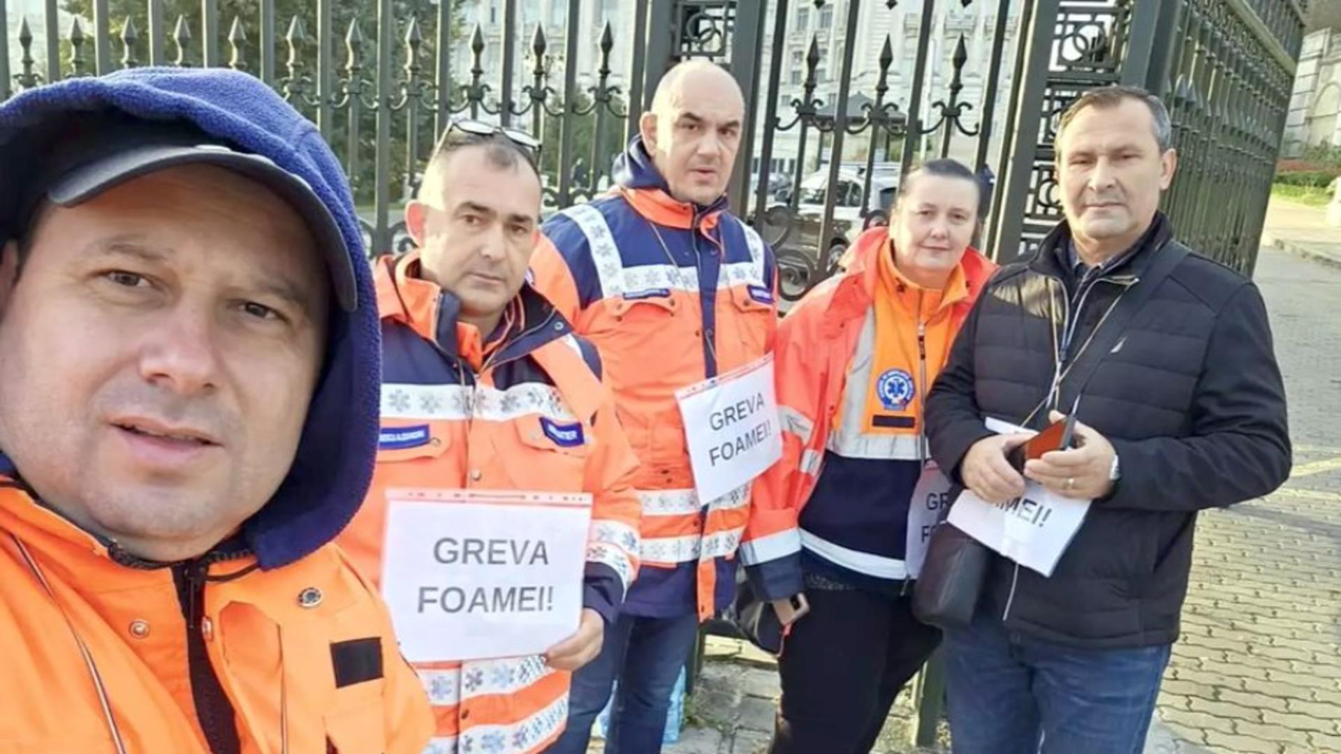 Ambulanțierii au încetat greva foamei, la o zi după votul noii legi a pensiilor - Ce le-au promis premierul Marcel Ciolacu și ministrul Muncii