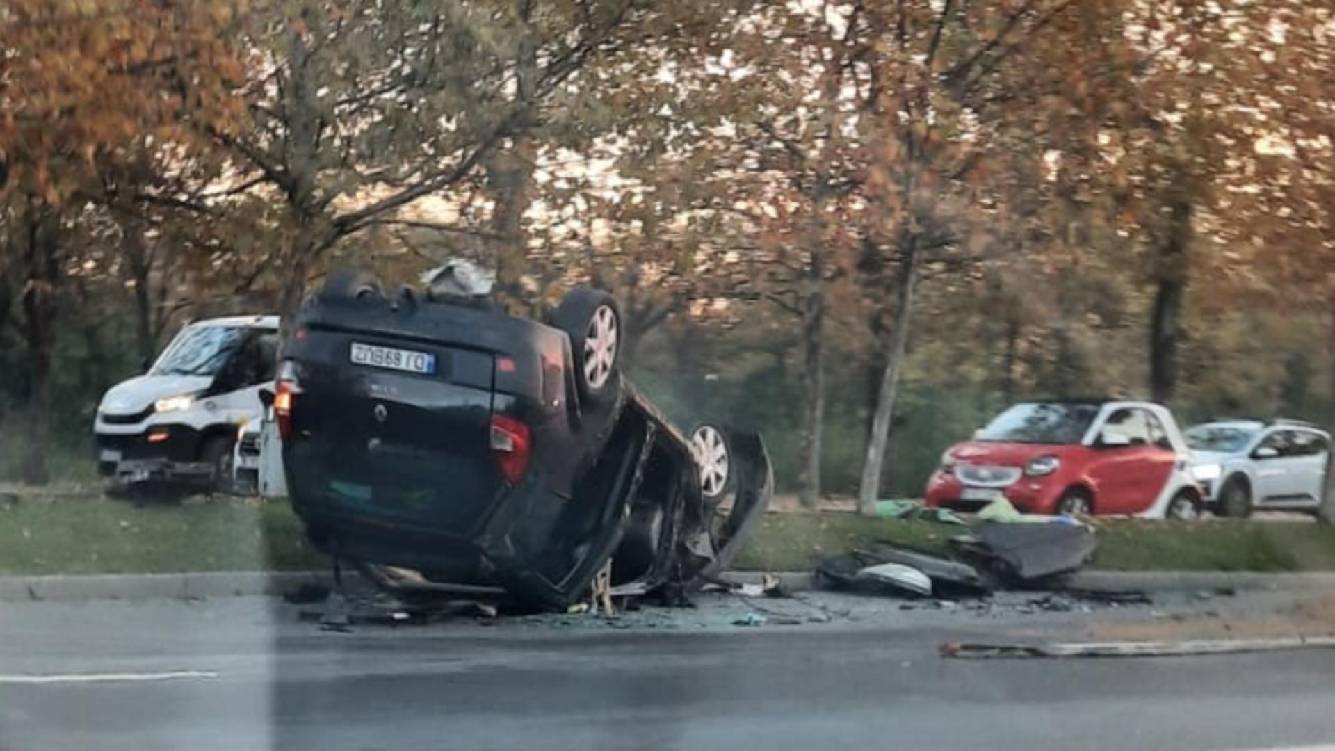 Accident grav, în București: 7 victime, între care doi minori, după ce mașina s-a răsturnat – FOTO