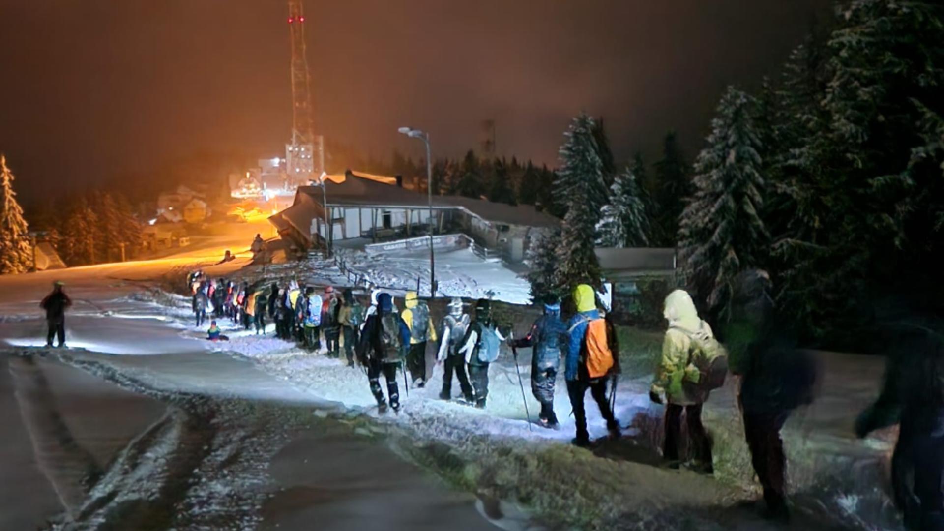 Zeci de turiști care au ignorat avertizările meteo, în pericol după viscolul din Munții Parâng