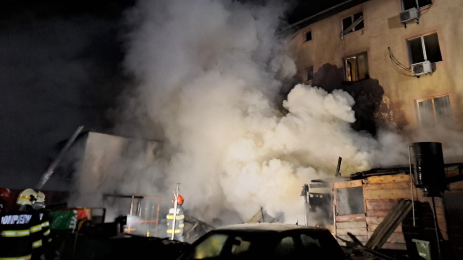 Incendiu la un bloc din Arad: fațada a fost cuprinsă de flăcări - panică printre locatari / Foto: aradon.ro