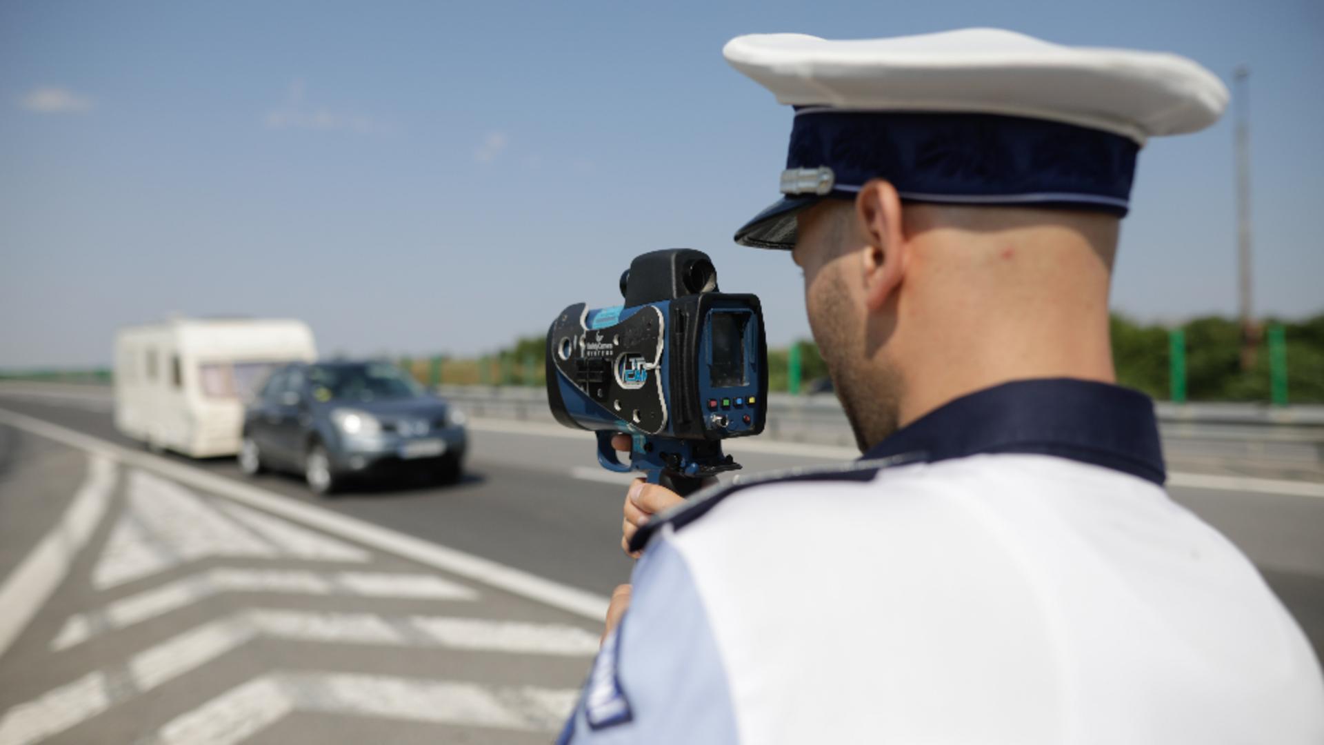Şofer depistat de poliţişti cu 143 km/h pe DN2 – E85. Bărbatul era băut: cum l-au sancționat agenții