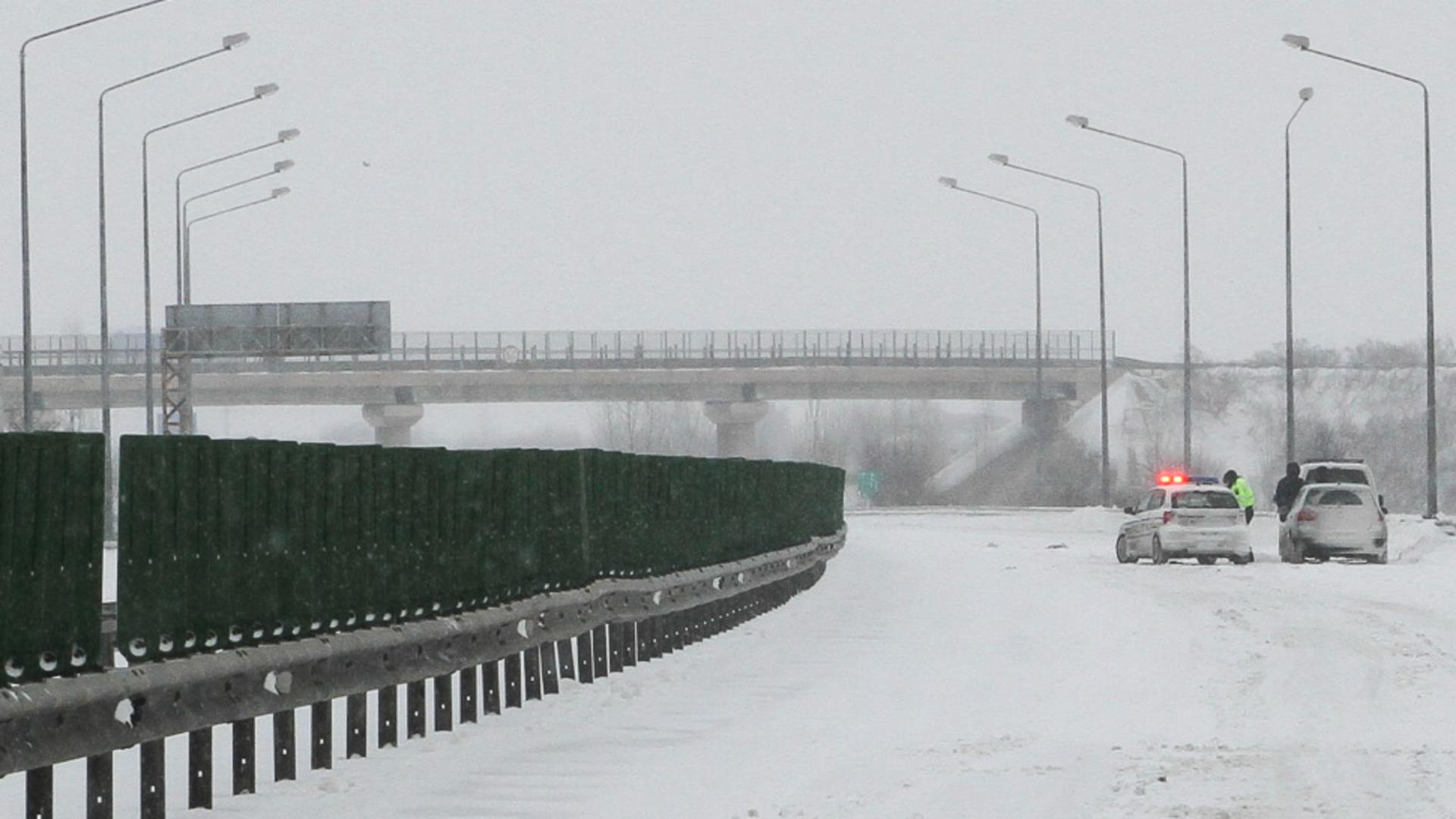 Autocar în care se află 30 de persoane, rămas blocat în zăpadă, în zona Feteşti