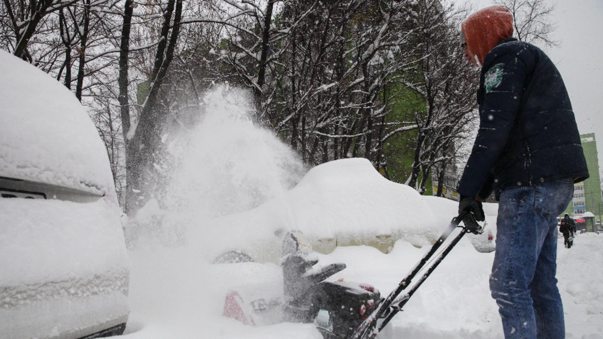Ce AMENZI riscă românii care nu își curăță zăpada din fața locuinței