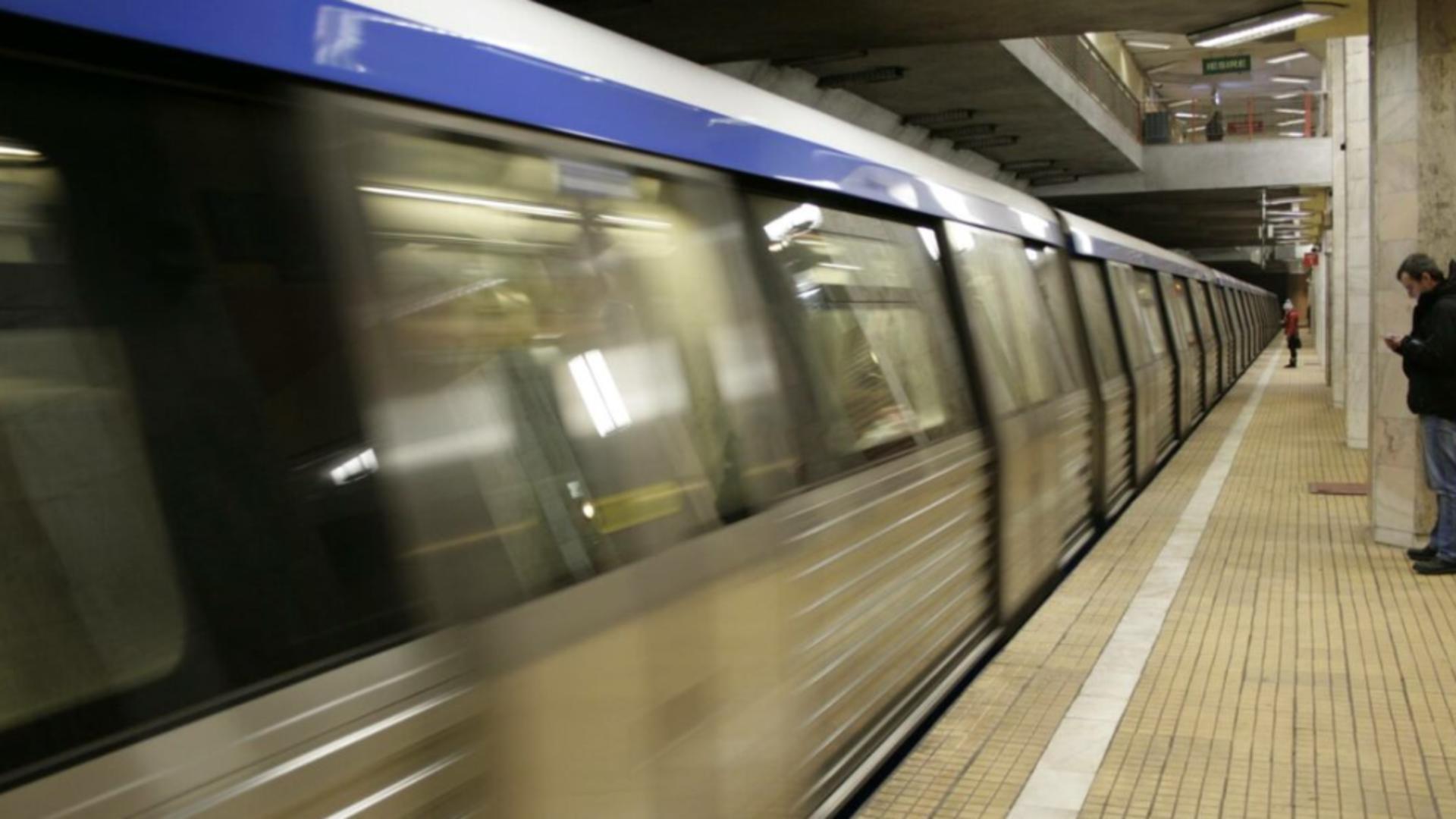 Panică la metroul bucureștean – Un tren a rămas blocat între stații – Aglomerație de nedescris