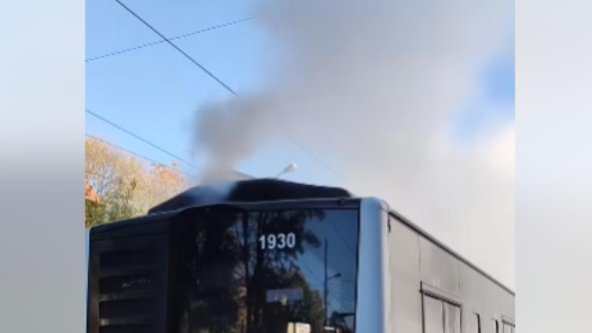 Autobuz plin cu călătorii, la un pas să ia foc în mers! Pasagerii, evacuați de urgență – VIDEO