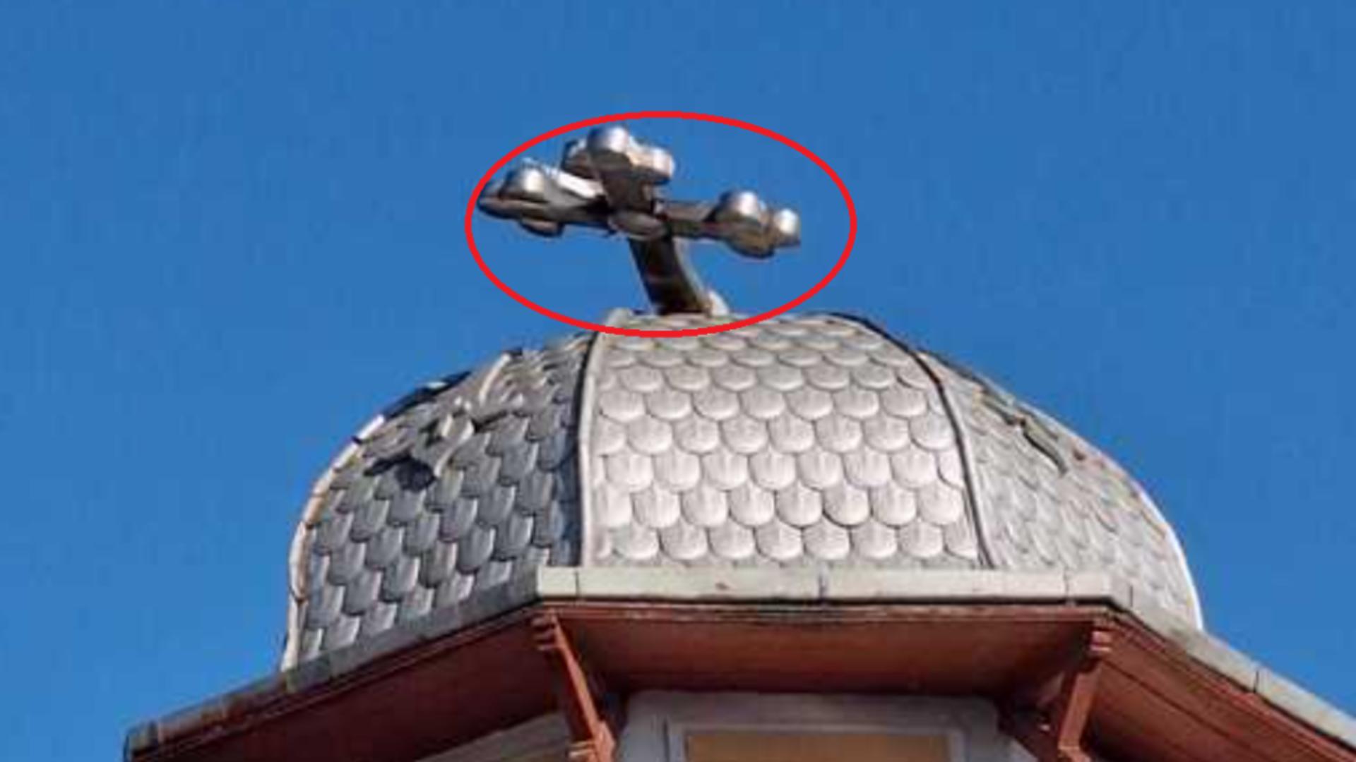 Crucea de pe turla unei biserici din Constanța s-a rupt și stă să cadă – Intervin pompierii