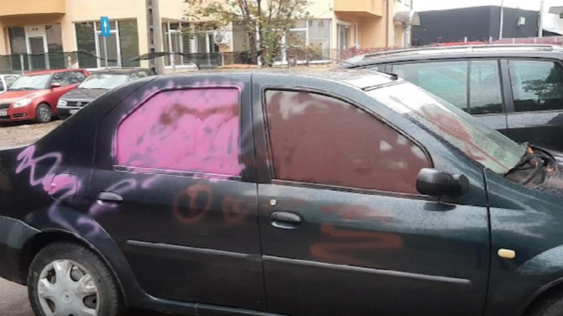 Mai multe mașini, vandalizate cu vopsea roz și mesaje obscene, la Suceava