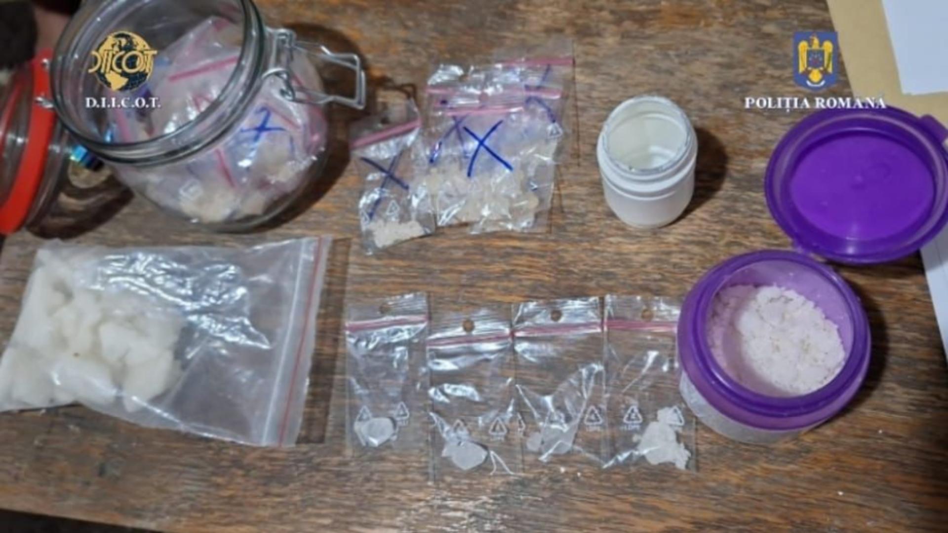 15 percheziții la persoane bănuite de trafic de droguri de mare risc. 4 persoane, trimise după gratii, alte două în arest la domiciliu – FOTO