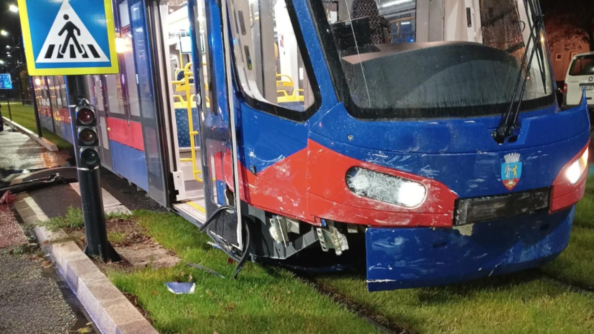 Accident grav de tramvai în Oradea: 2 victime după ciocnirea cu un autoturism – Intervenția pompierilor