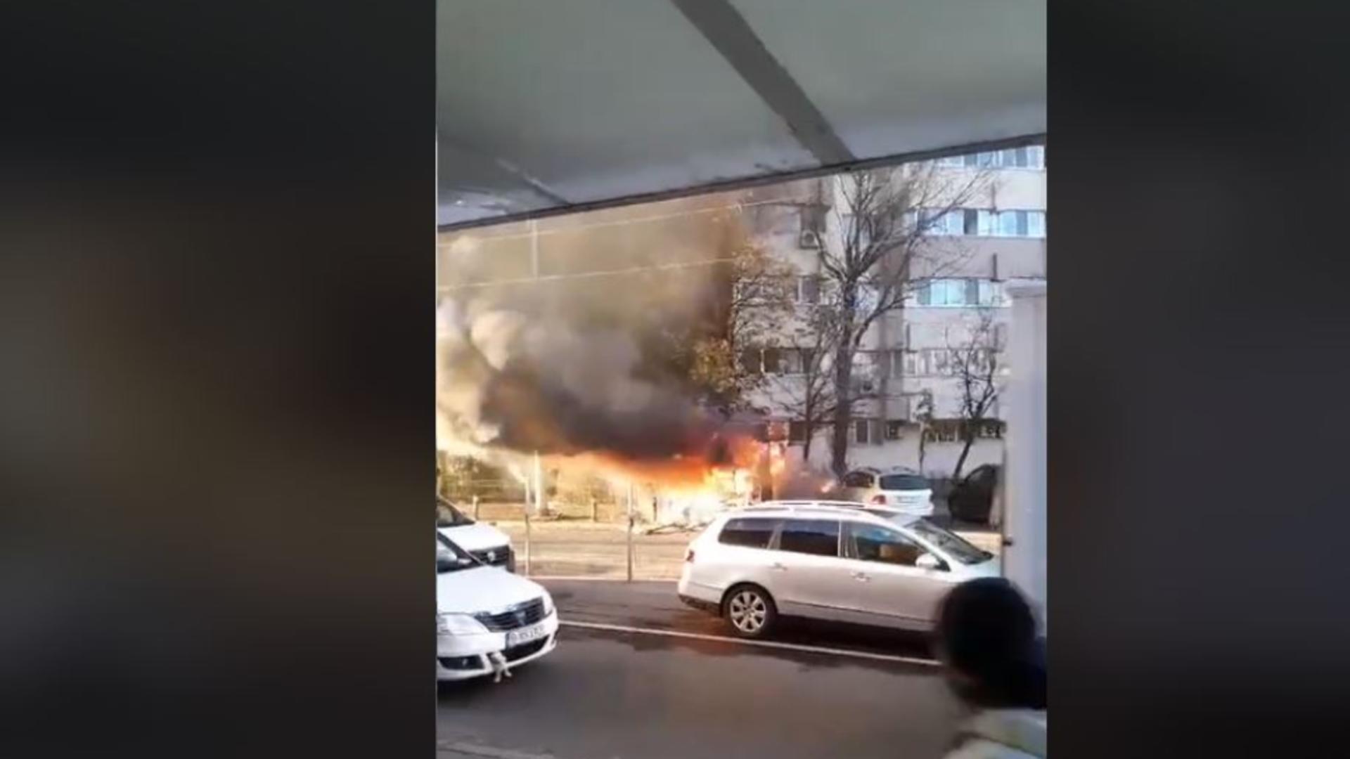 O mașină a explodat în București – Martorii susțin că ar fi fost o persoană în interiorul automobilului