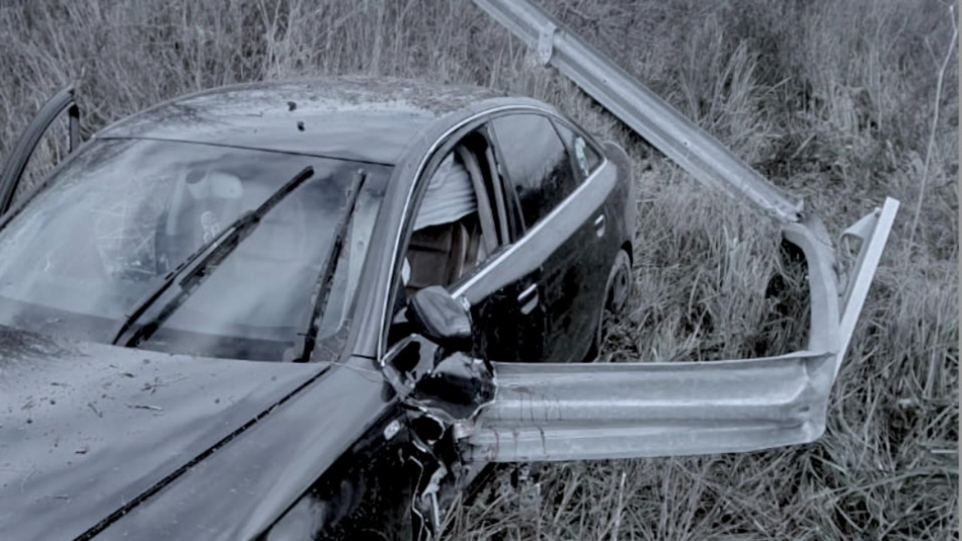 Mașină străpunsă de parapetul metalic de pe marginea drumului: bara i-a amputat picioarele unui șofer 