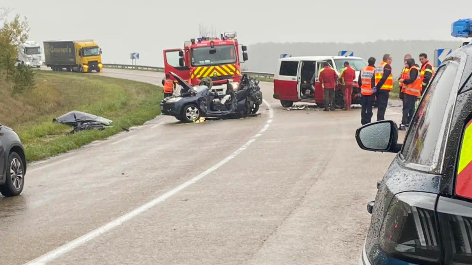 Microbuz cu români, implicat într-un accident mortal în Franța – FOTO