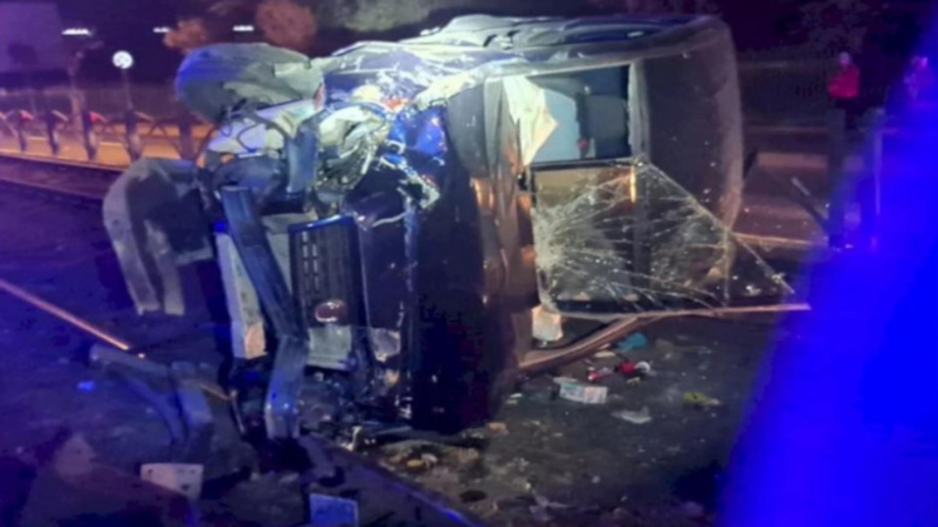 Tanarul care s-a urcat baut la volan și s-a răsturnat pe linia tramvaiului 41 a fost reținut. Foto: Facebook/ Info Trafic București și Ilfov  