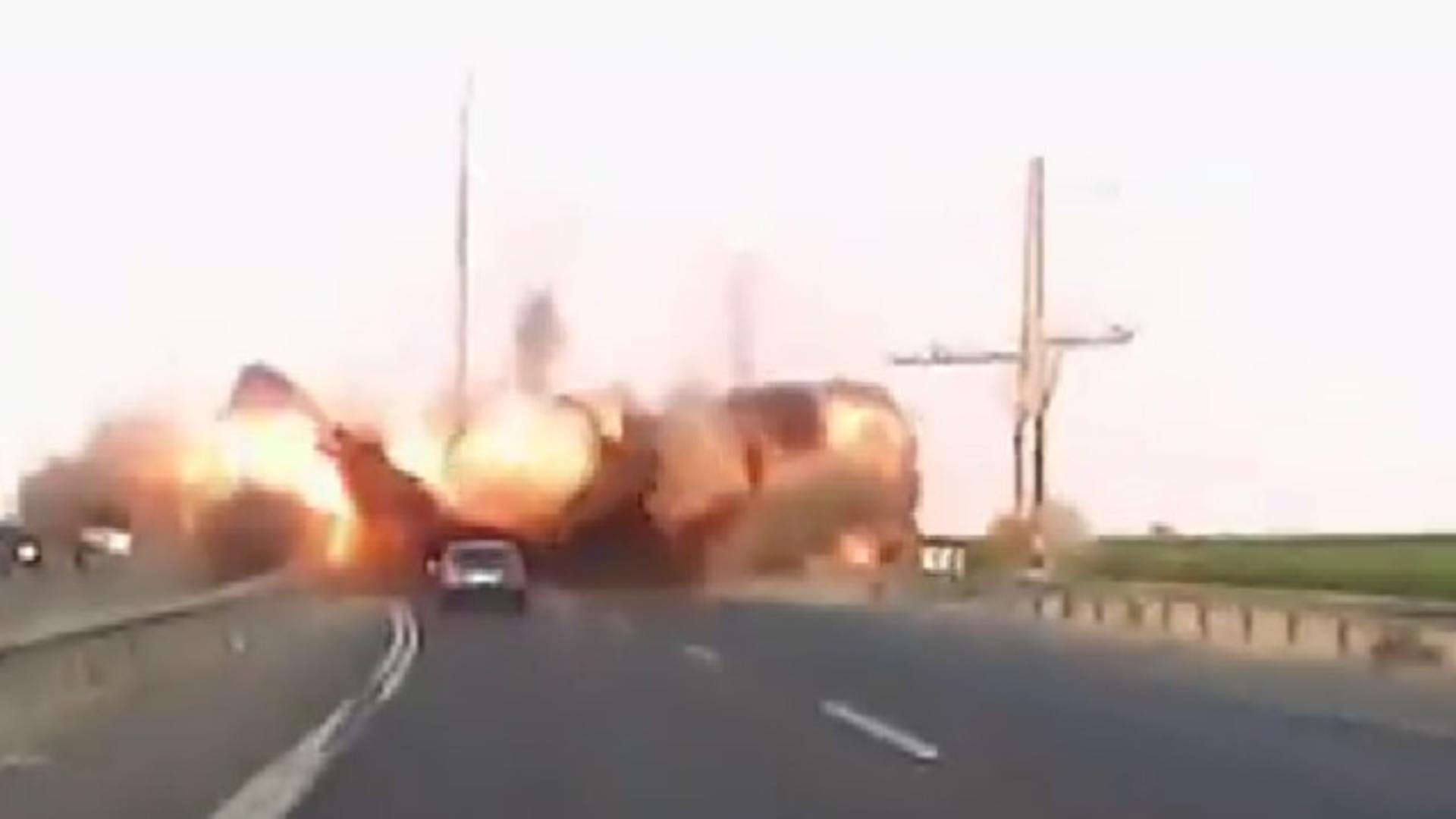 Rachetă căzută în mijlocul autostrăzii. Foto/Captură video